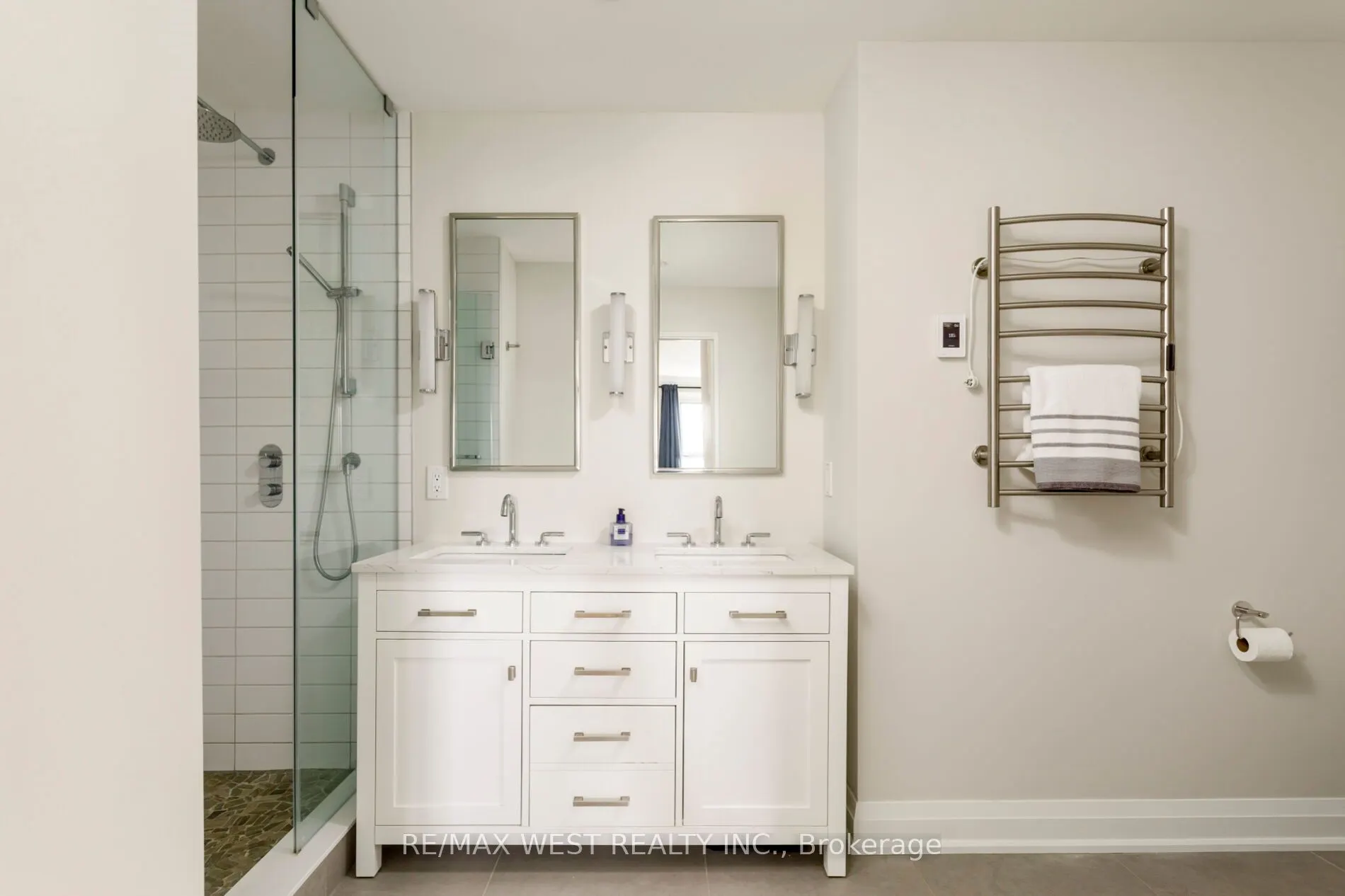 399 Elizabeth Street #905