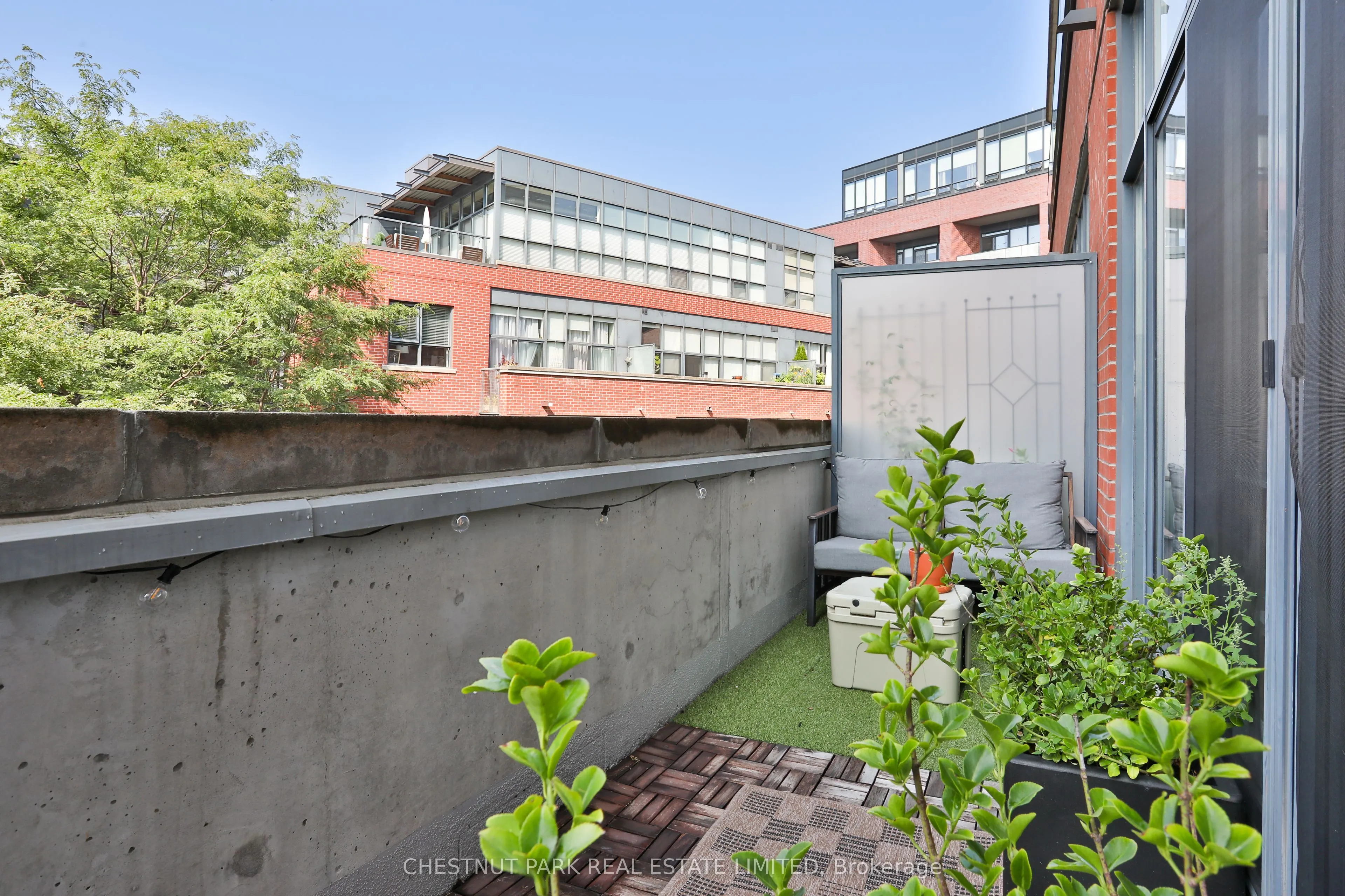 369 Sorauren Avenue #414