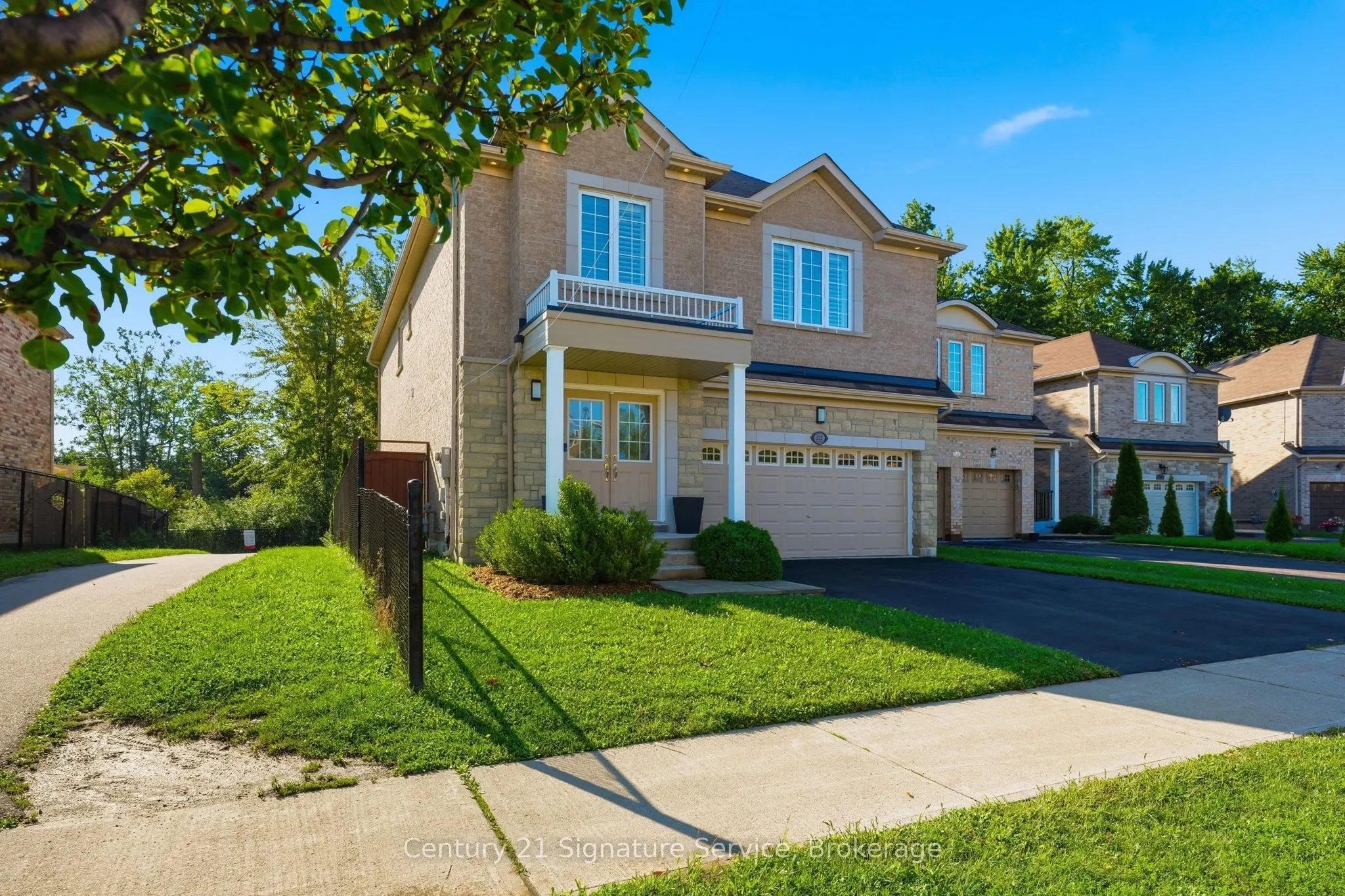 322 Comiskey Crescent