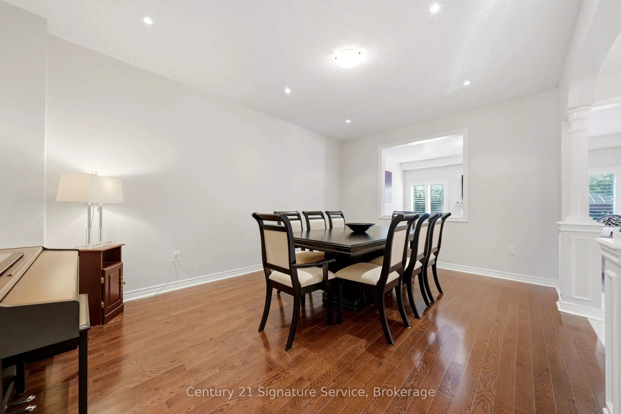 322 Comiskey Crescent