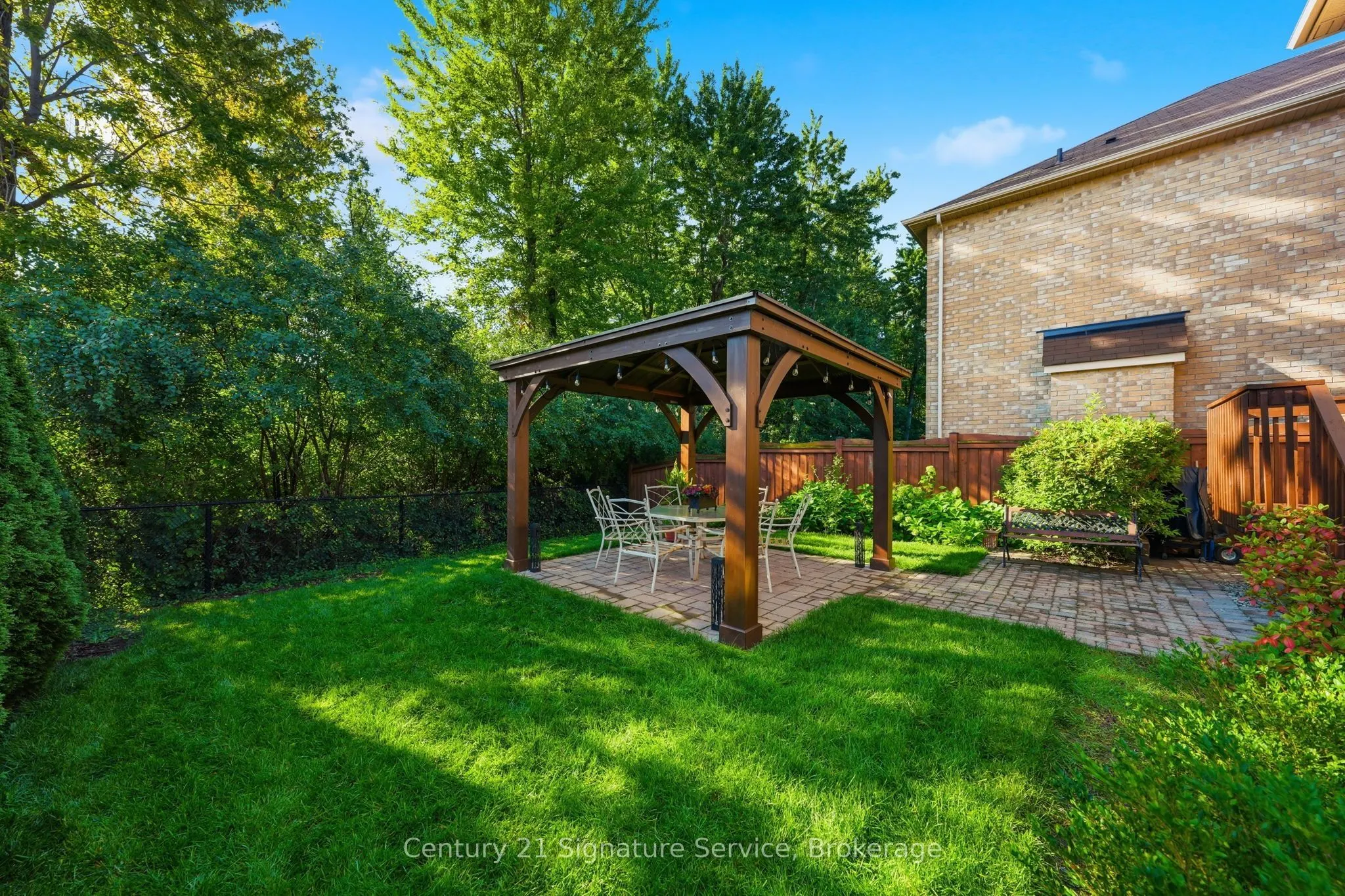 322 Comiskey Crescent