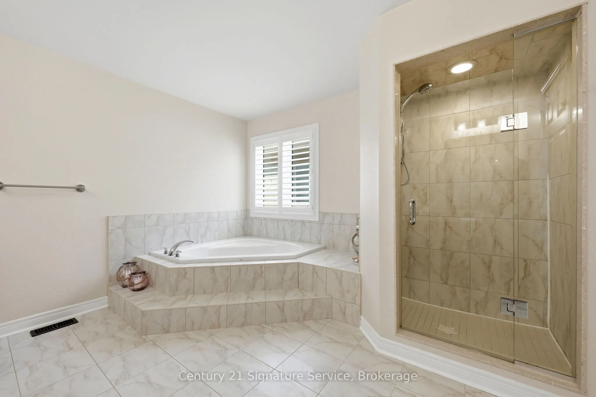 322 Comiskey Crescent