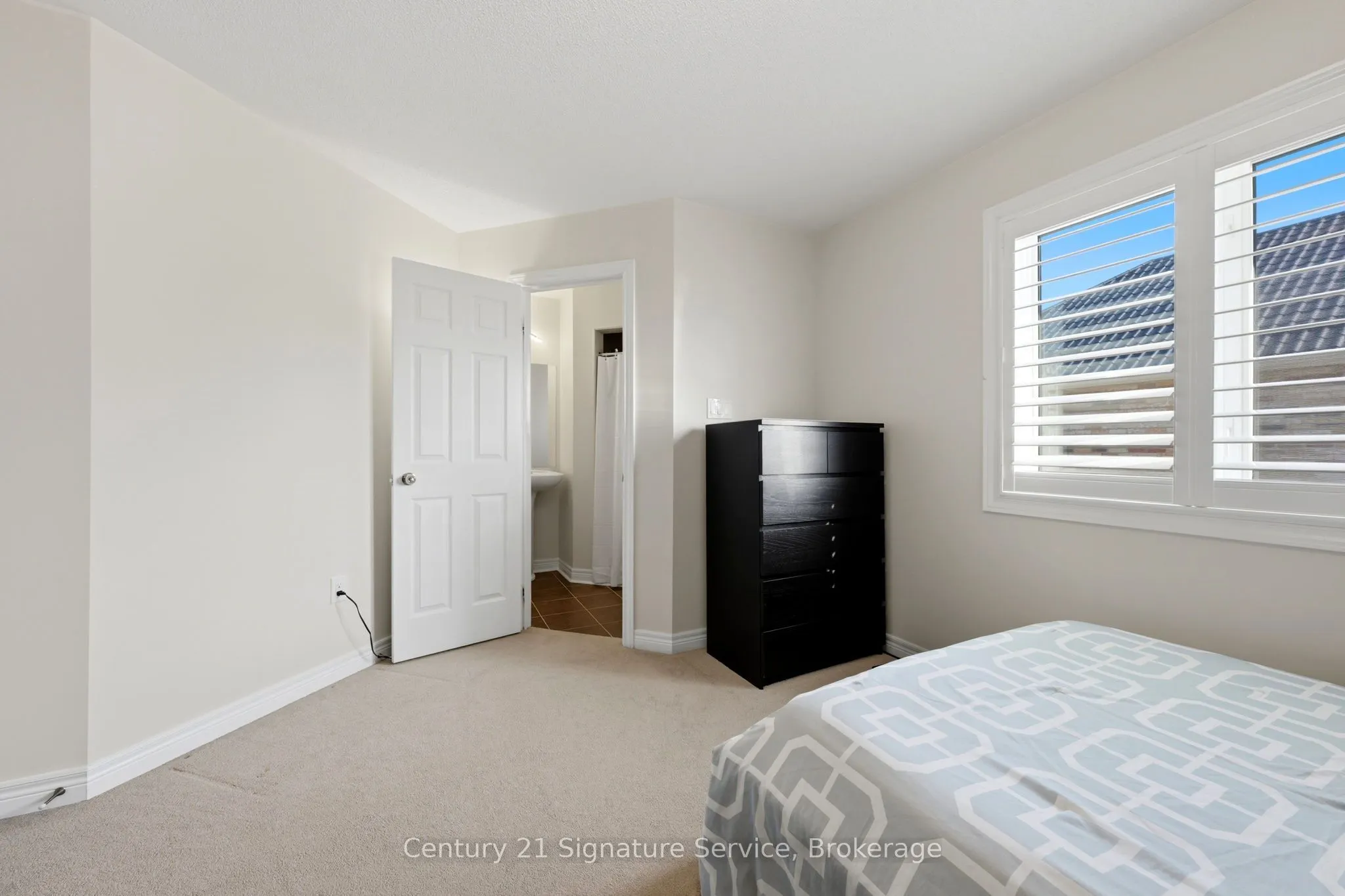 322 Comiskey Crescent