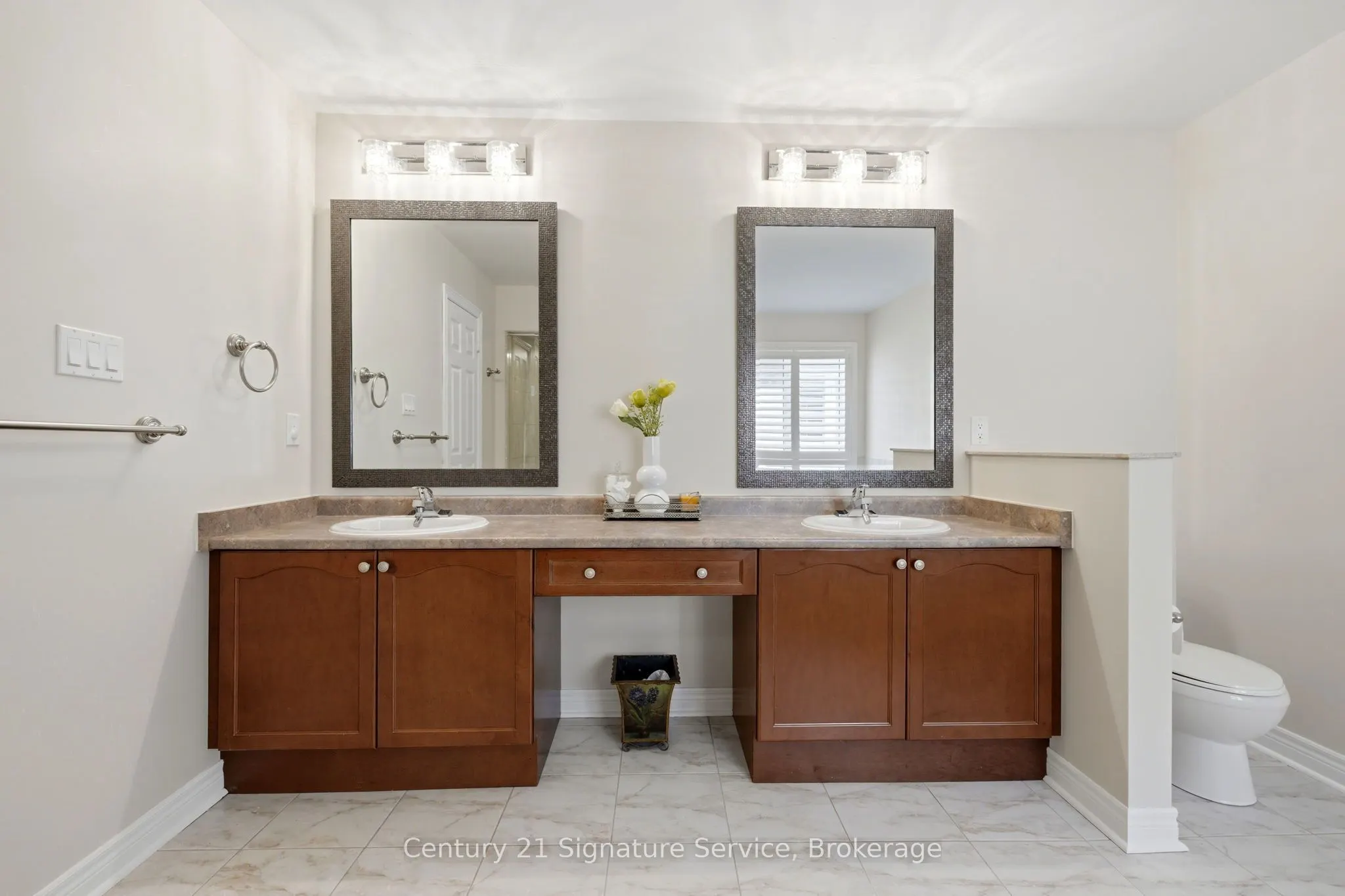 322 Comiskey Crescent