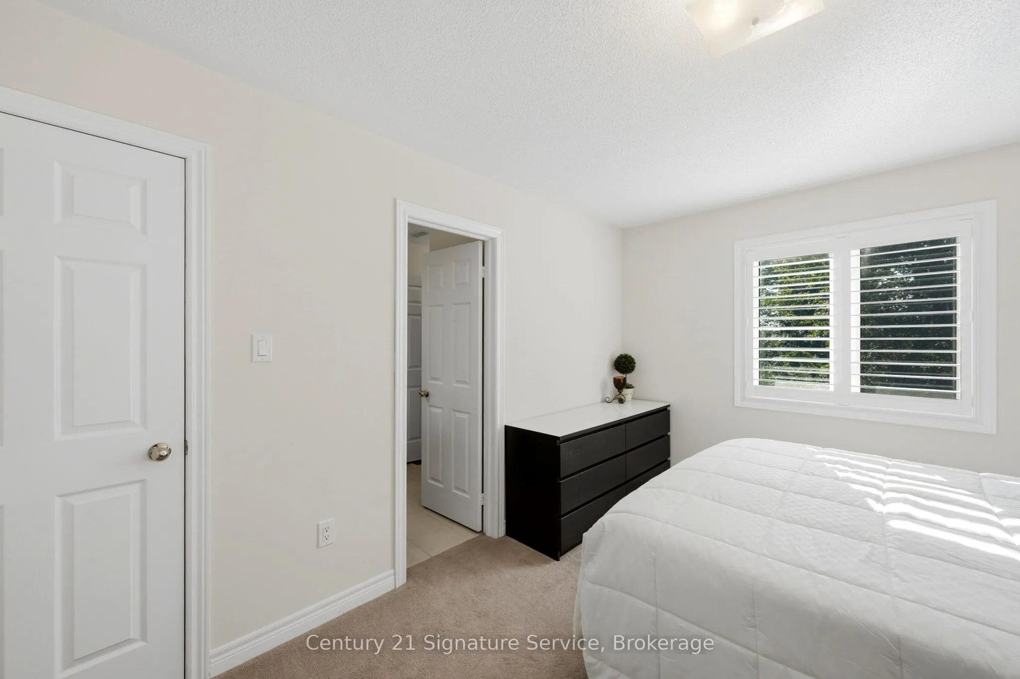 322 Comiskey Crescent