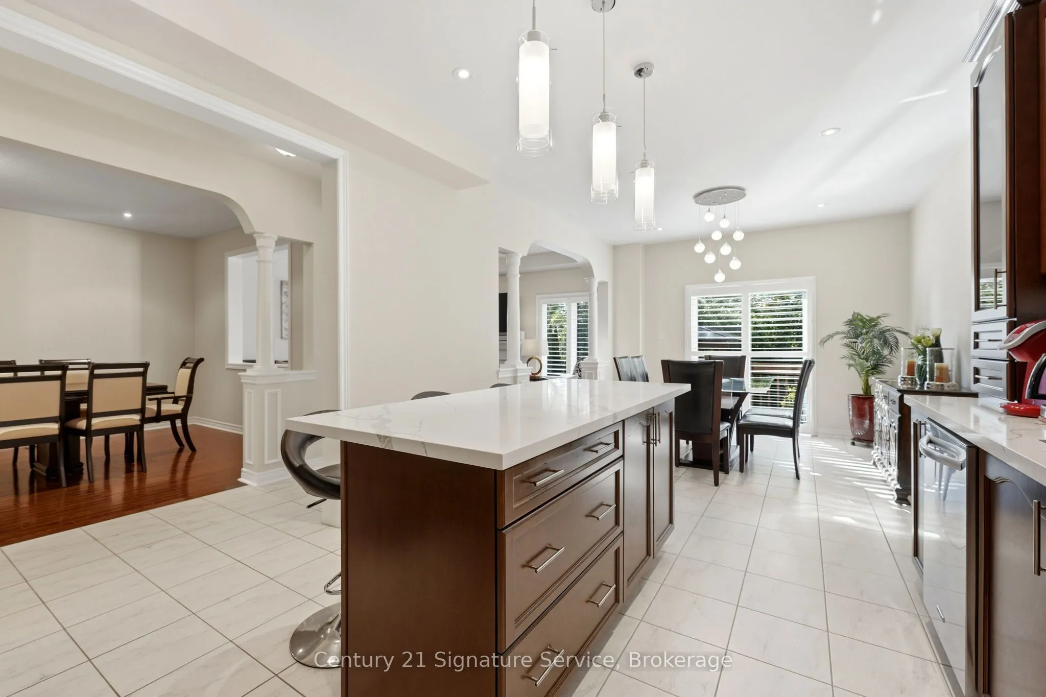322 Comiskey Crescent