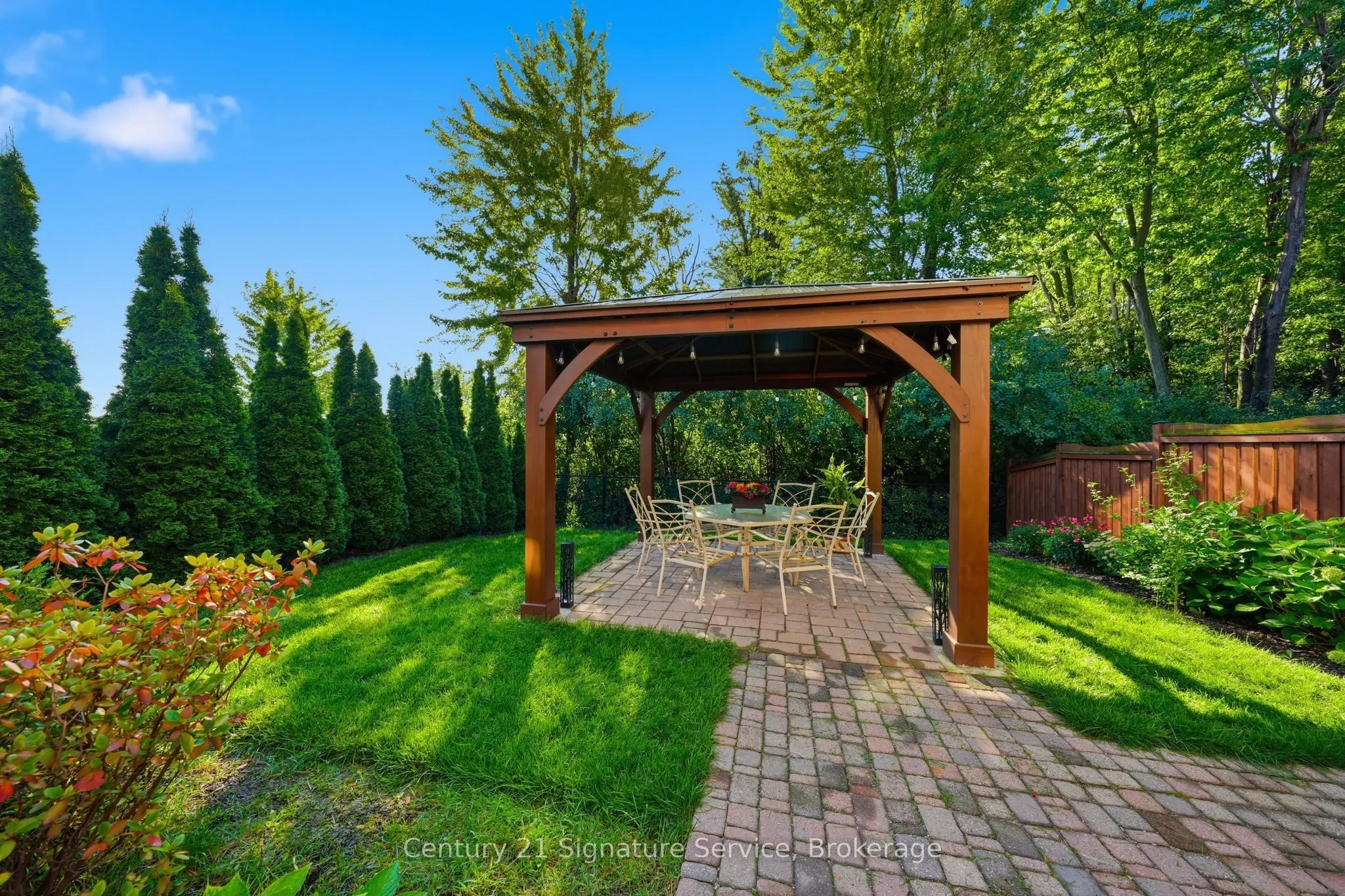 322 Comiskey Crescent