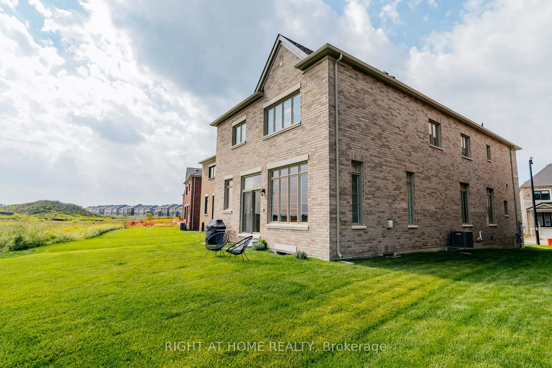 26 Misted Breeze Street