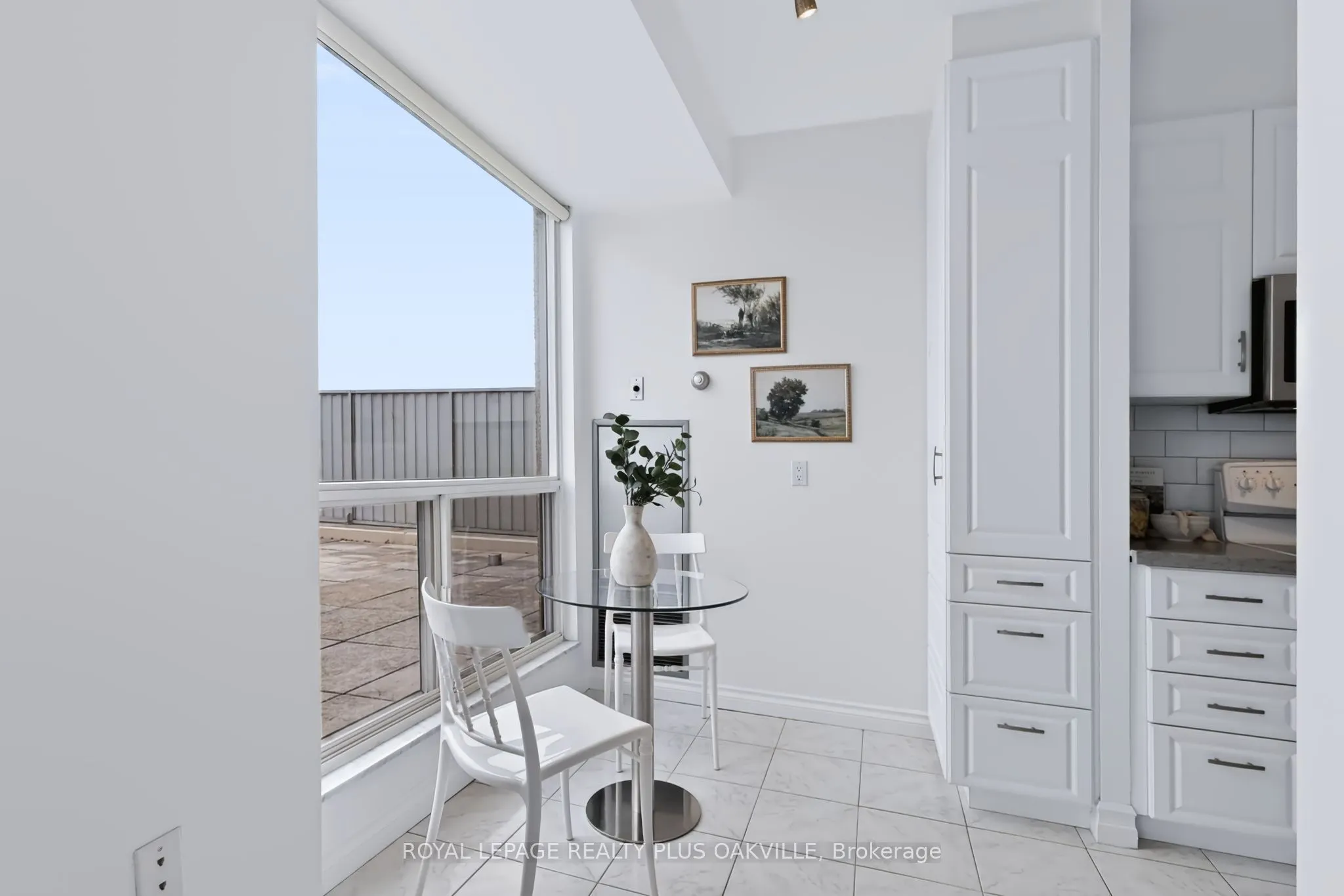 2511 Lakeshore Road W #712