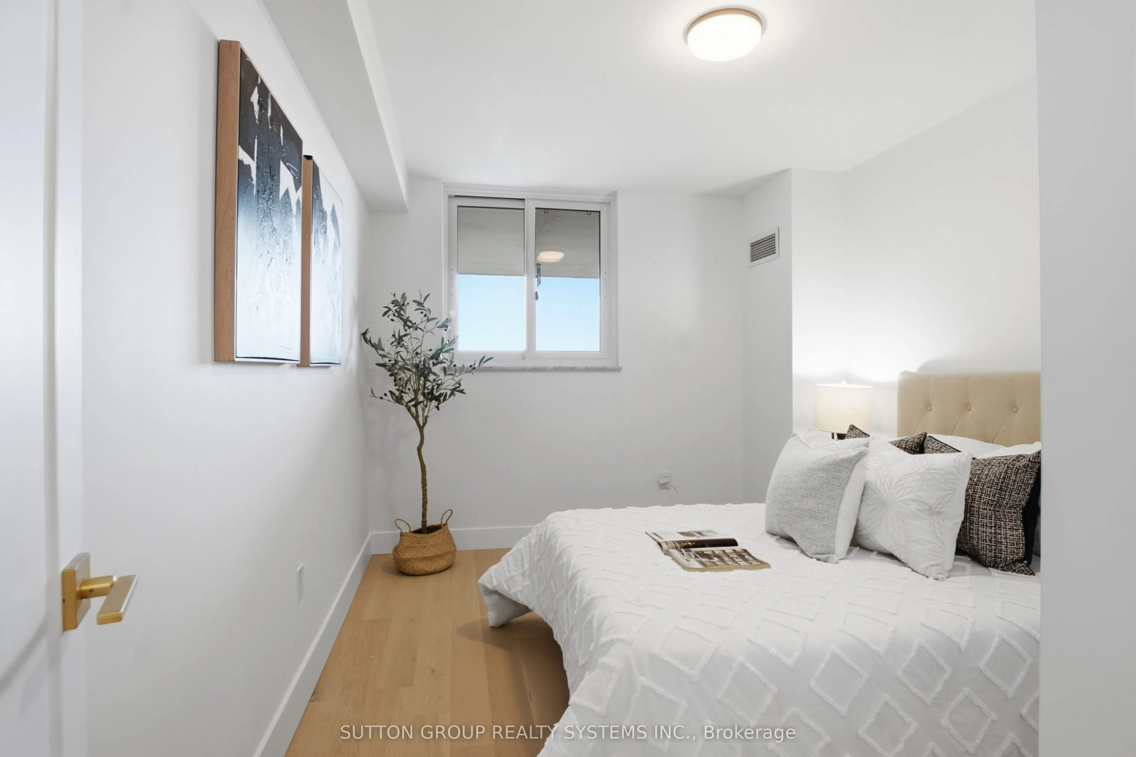 812 Burnhamthorpe Road #1504