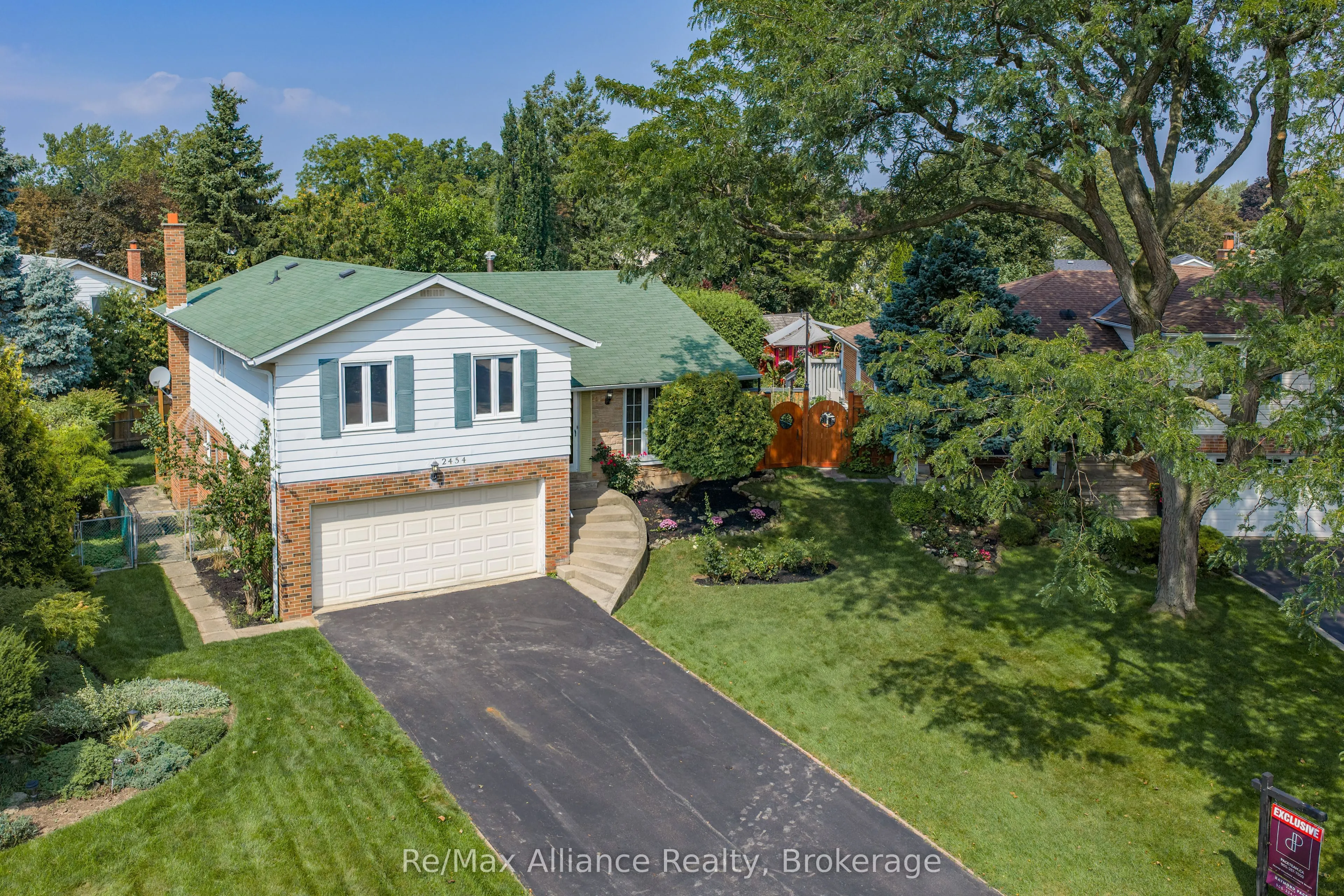 2454 Woking Crescent