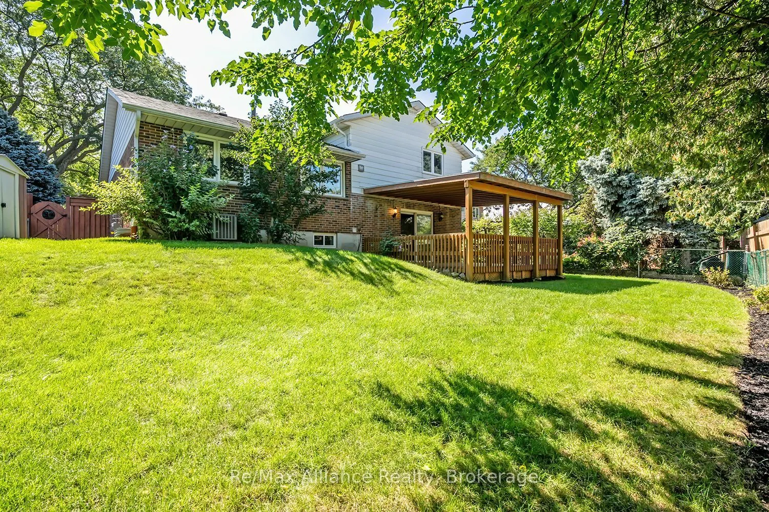 2454 Woking Crescent
