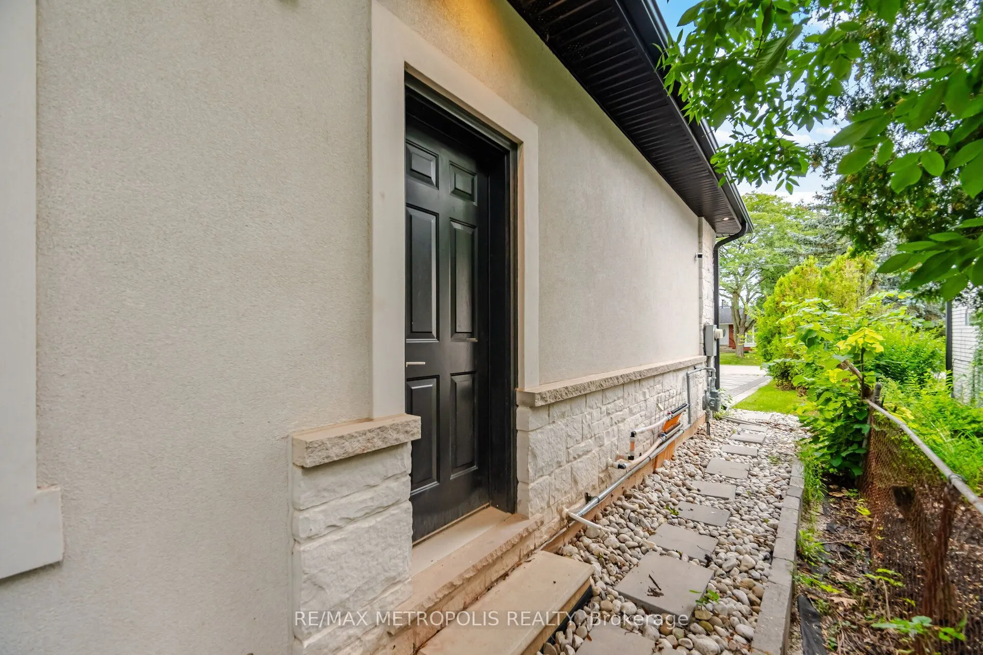 461 Sandlewood Road N