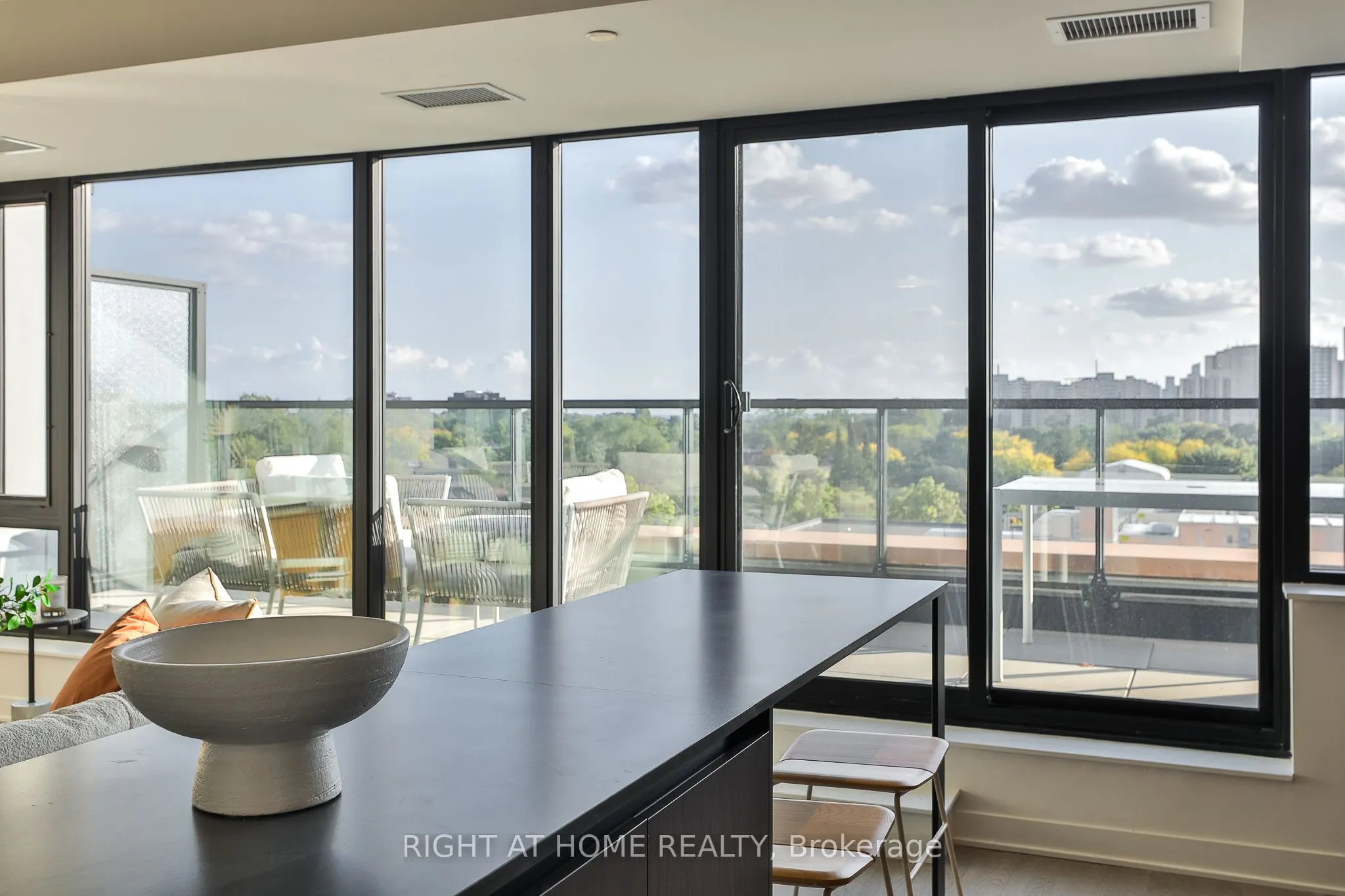 2720 Dundas Street W #607
