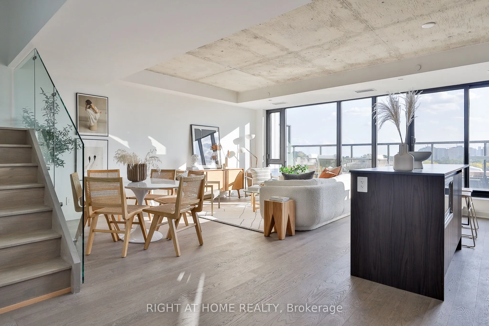 2720 Dundas Street W #607