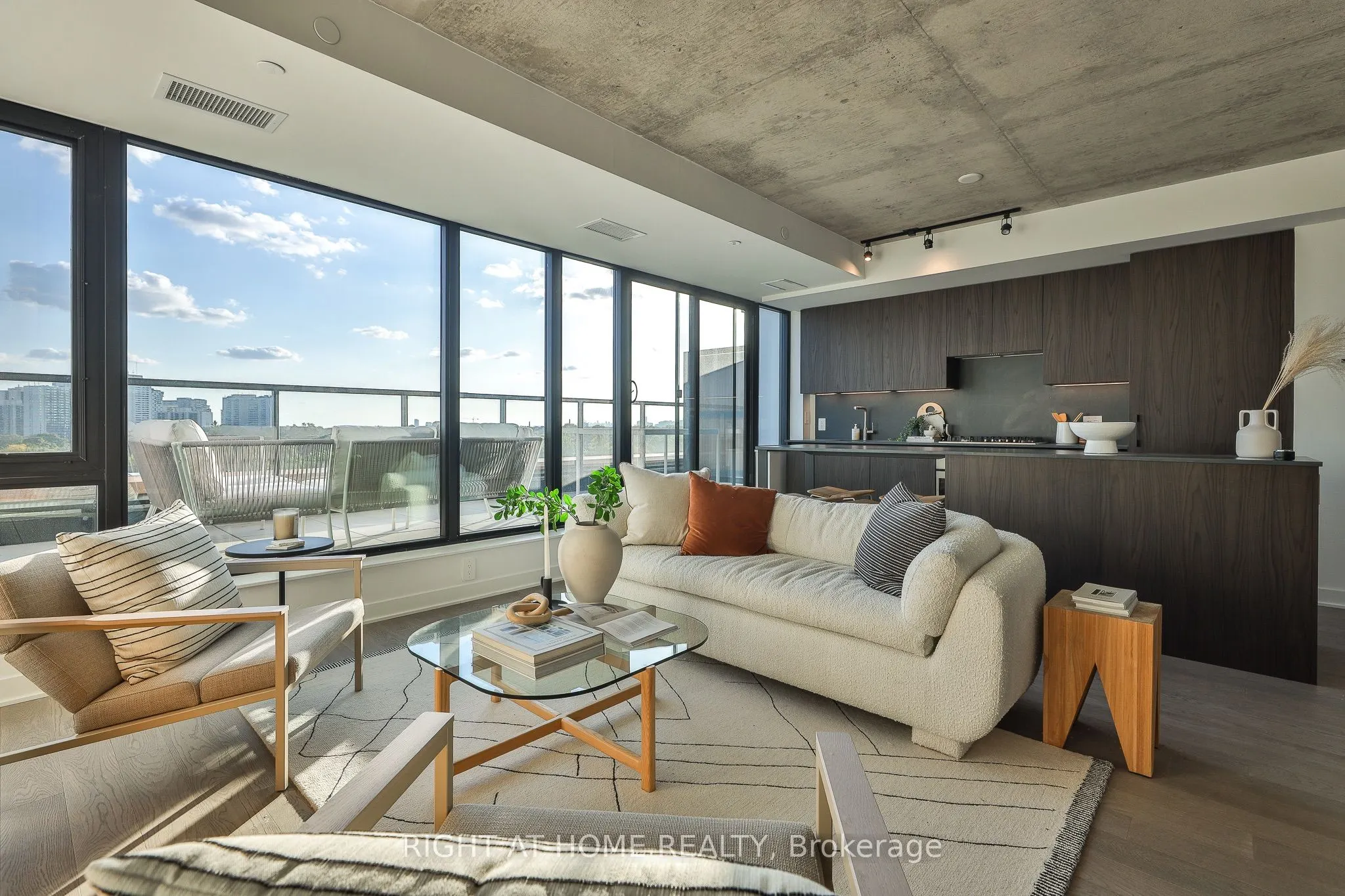 2720 Dundas Street W #607