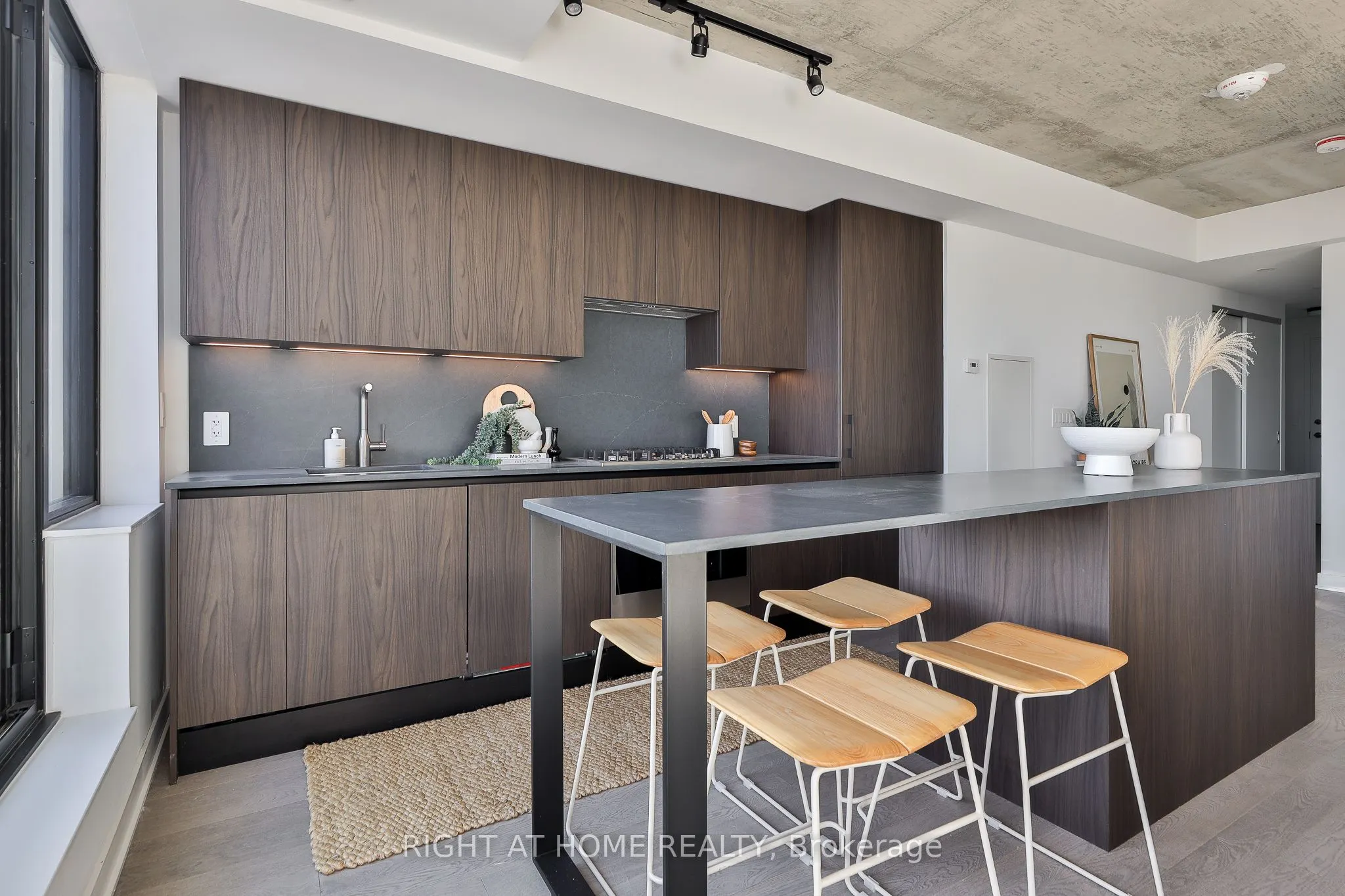 2720 Dundas Street W #607