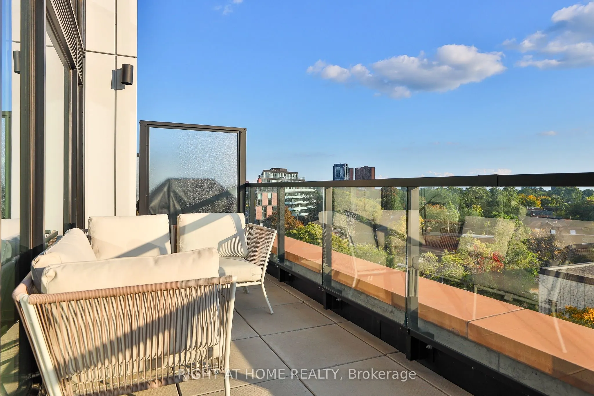 2720 Dundas Street W #607