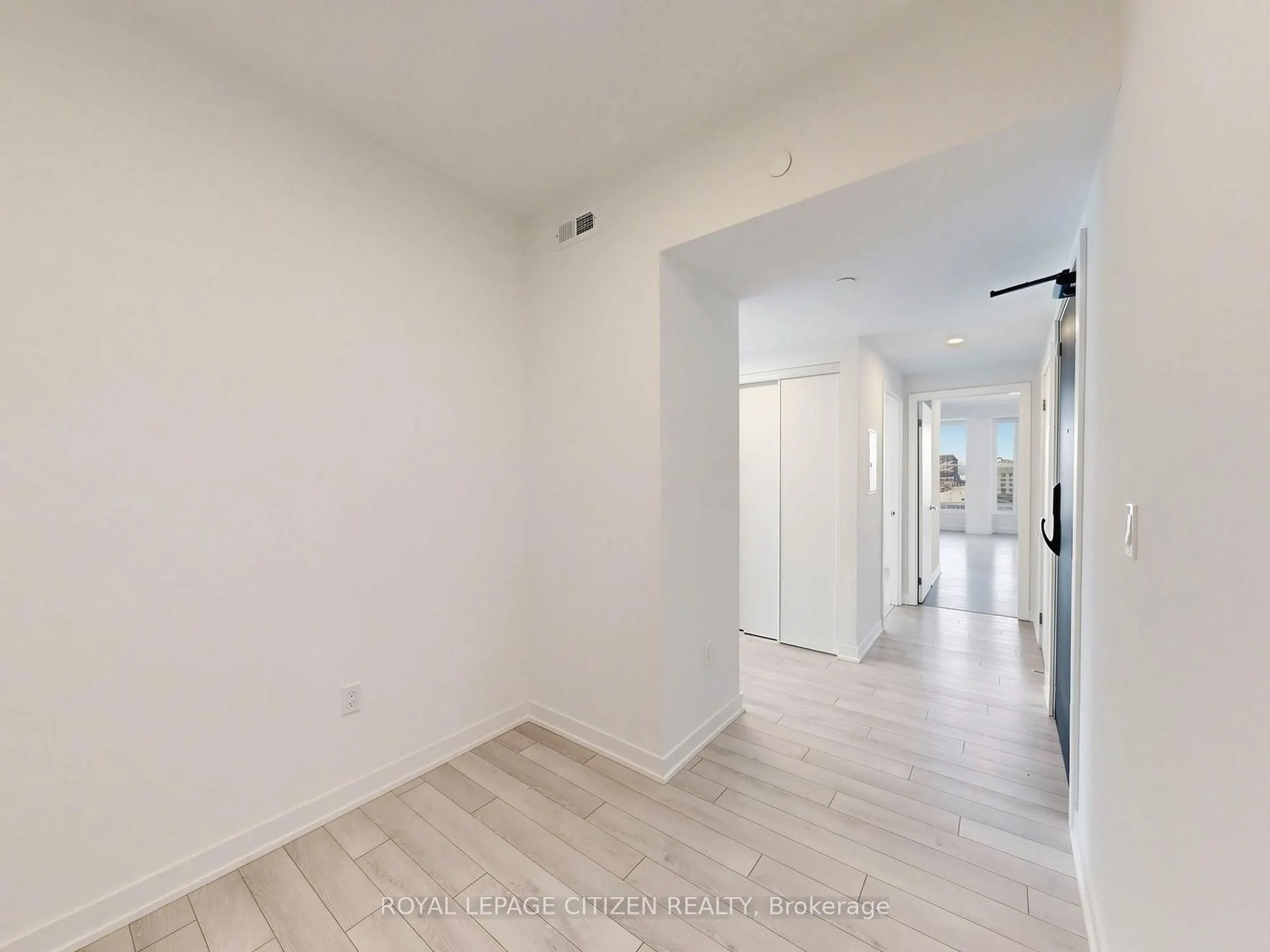 1005 Dundas Street E #814
