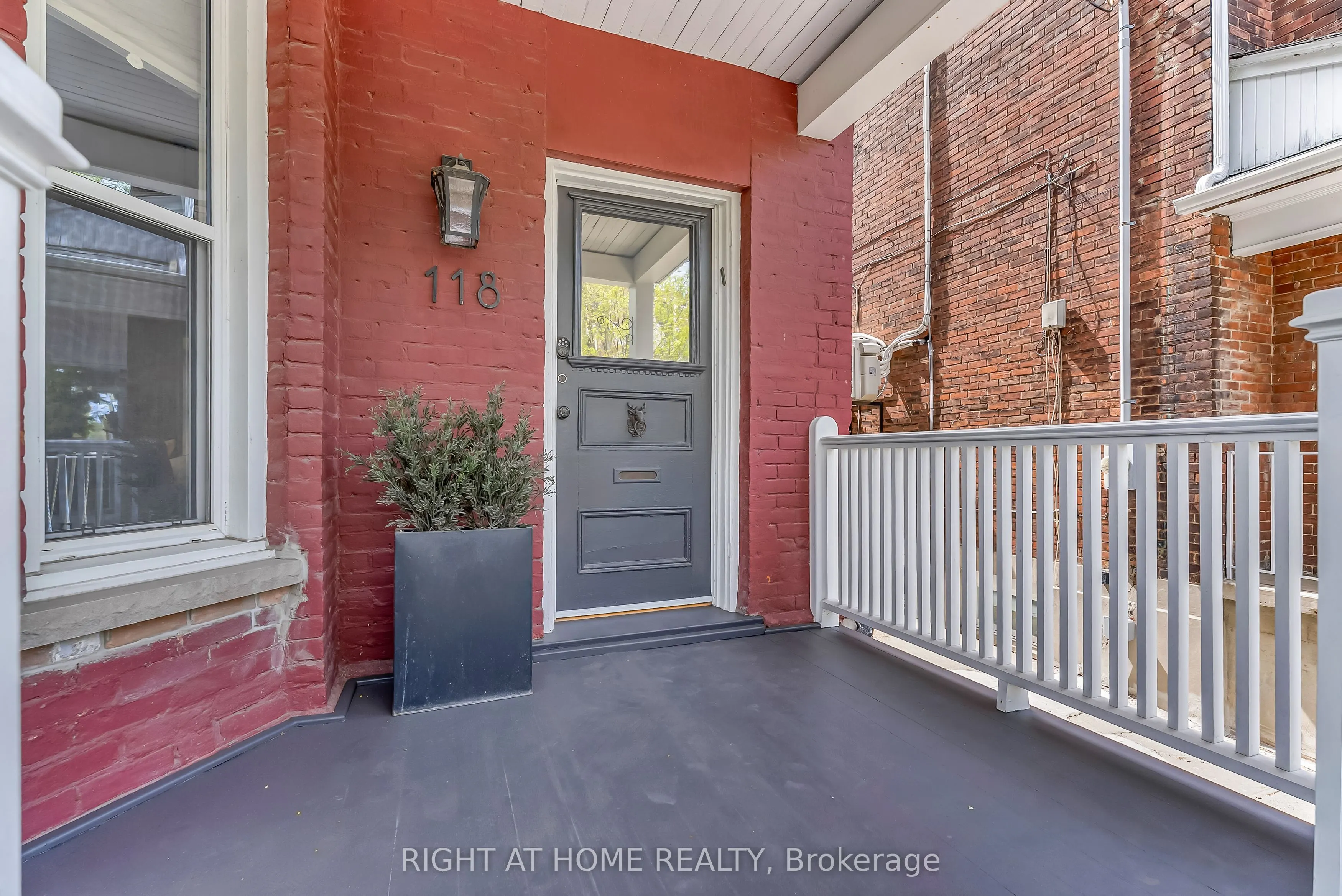 118 Lansdowne Avenue