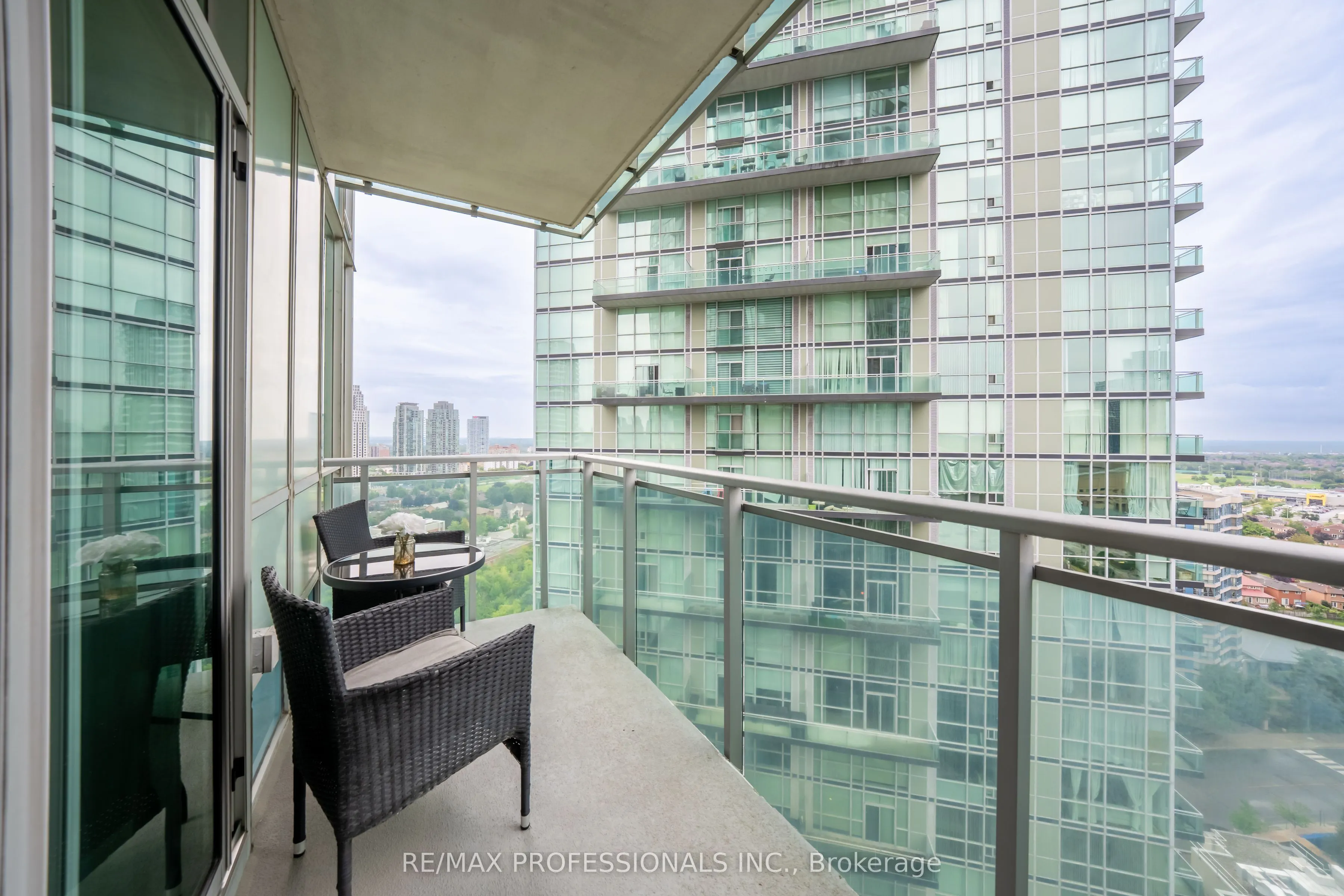 220 Burnhamthorpe Road W #2004