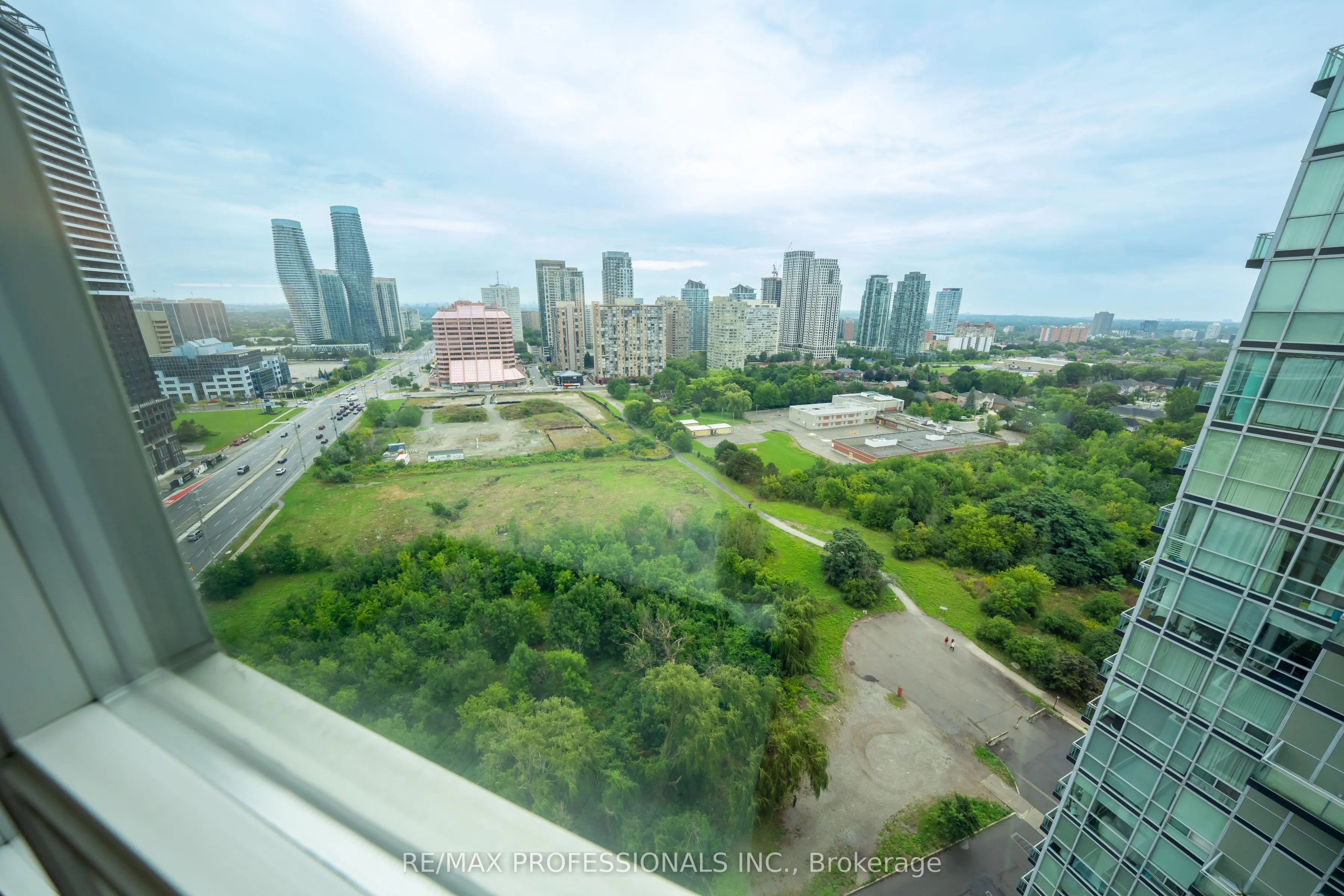220 Burnhamthorpe Road W #2004