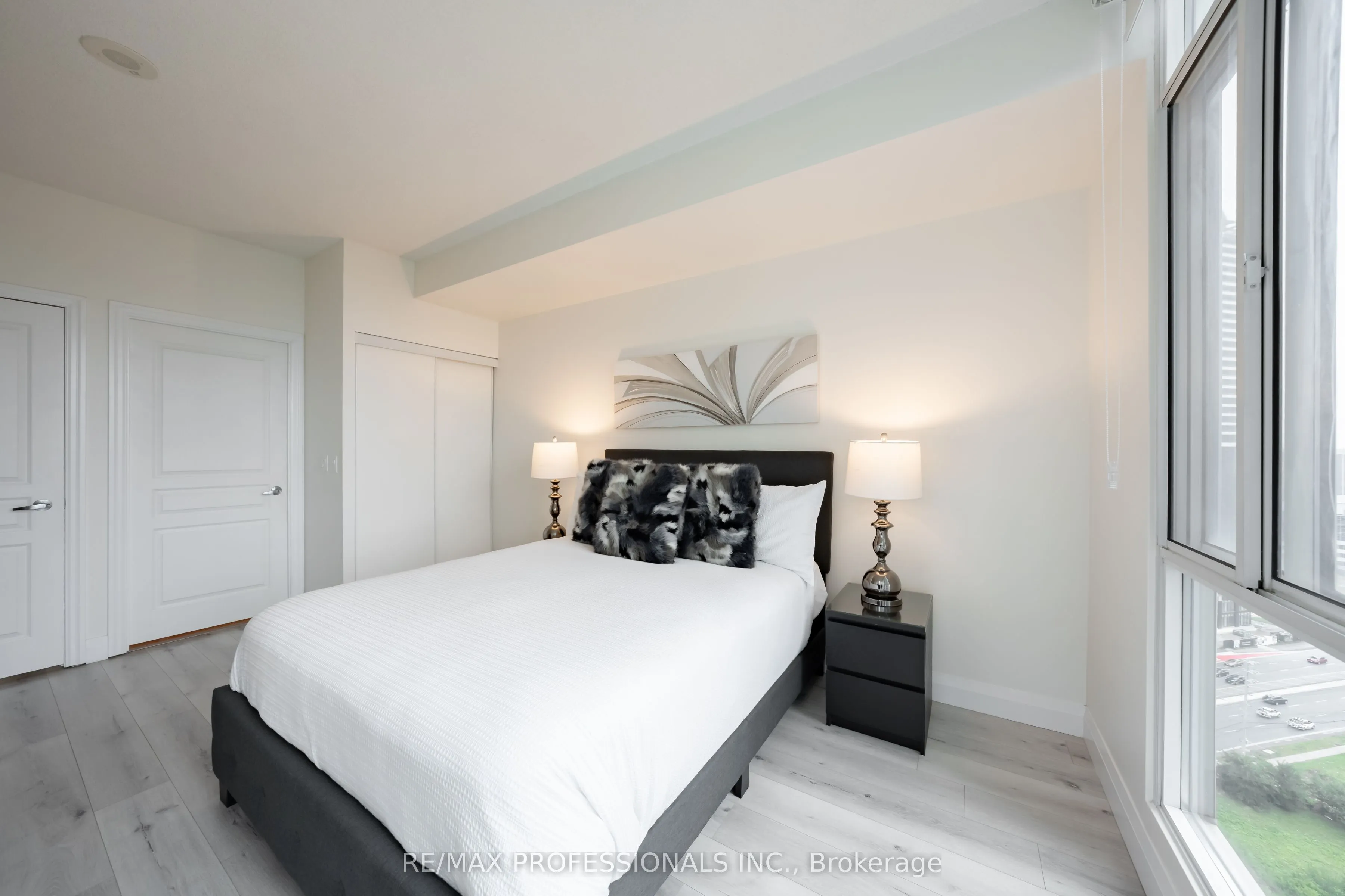 220 Burnhamthorpe Road W #2004