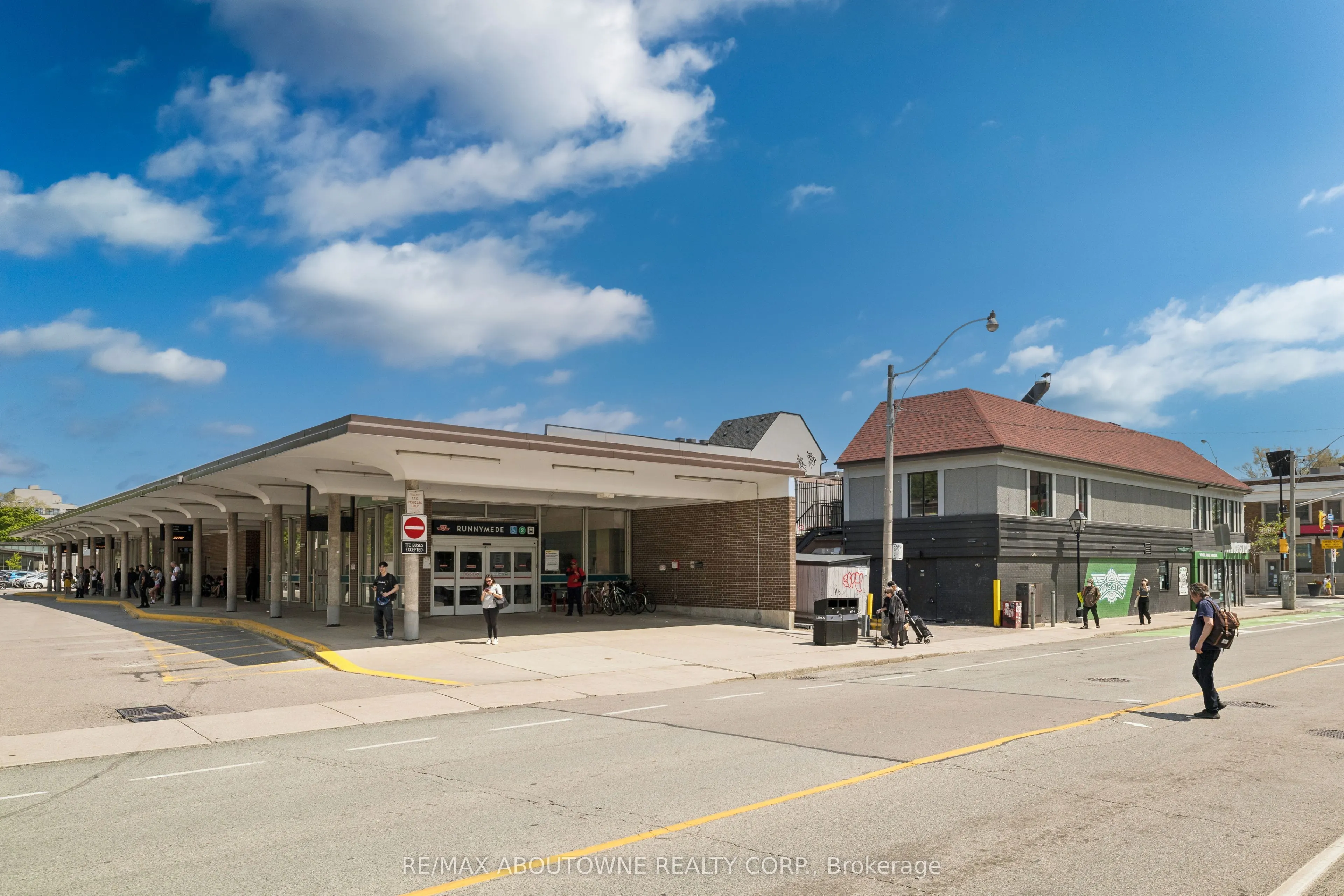 2218 Bloor Street W