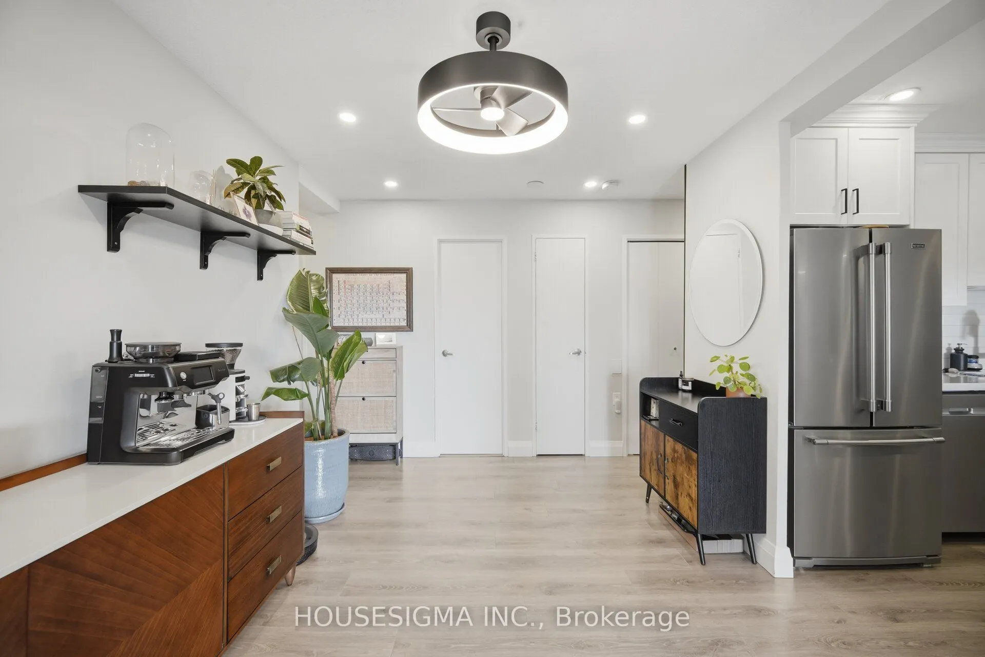 15 Elizabeth Street N #801