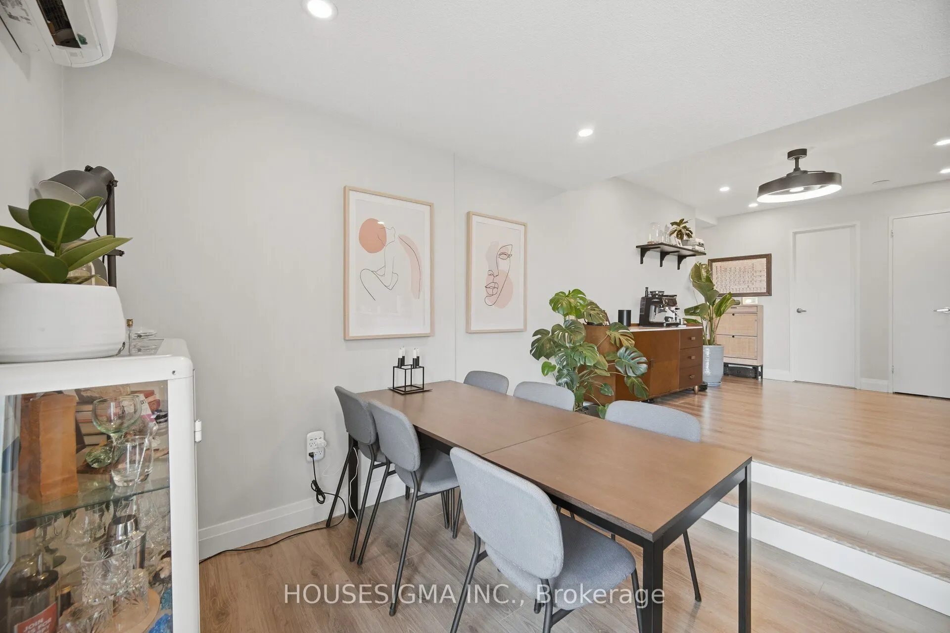 15 Elizabeth Street N #801