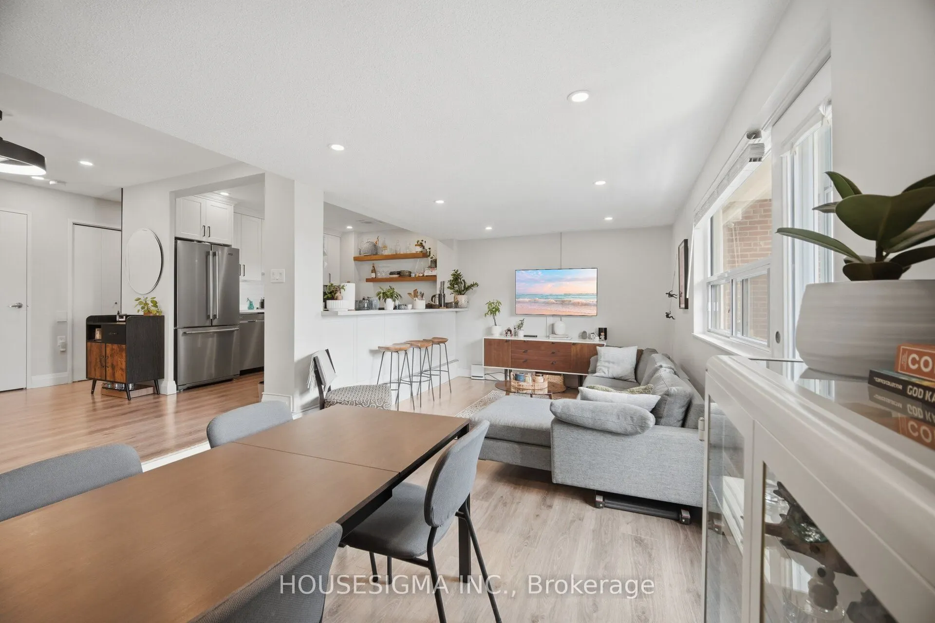 15 Elizabeth Street N #801