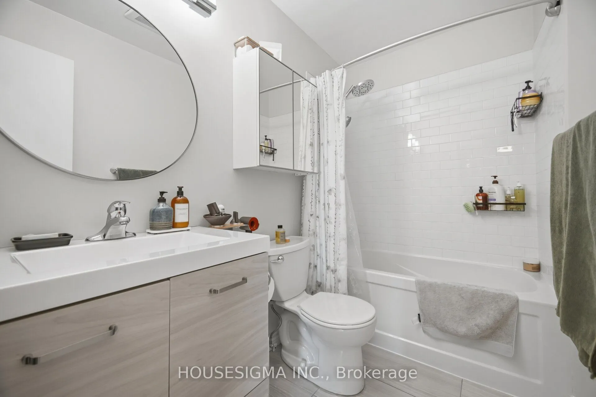 15 Elizabeth Street N #801