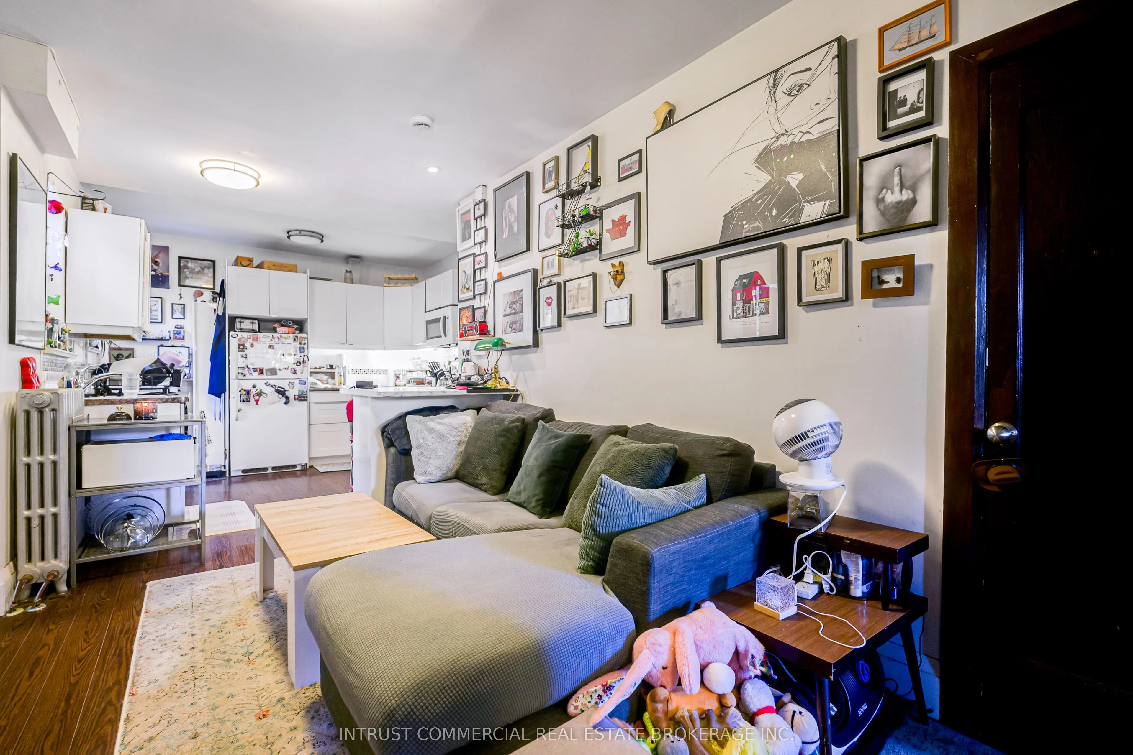 3097 Dundas Street W