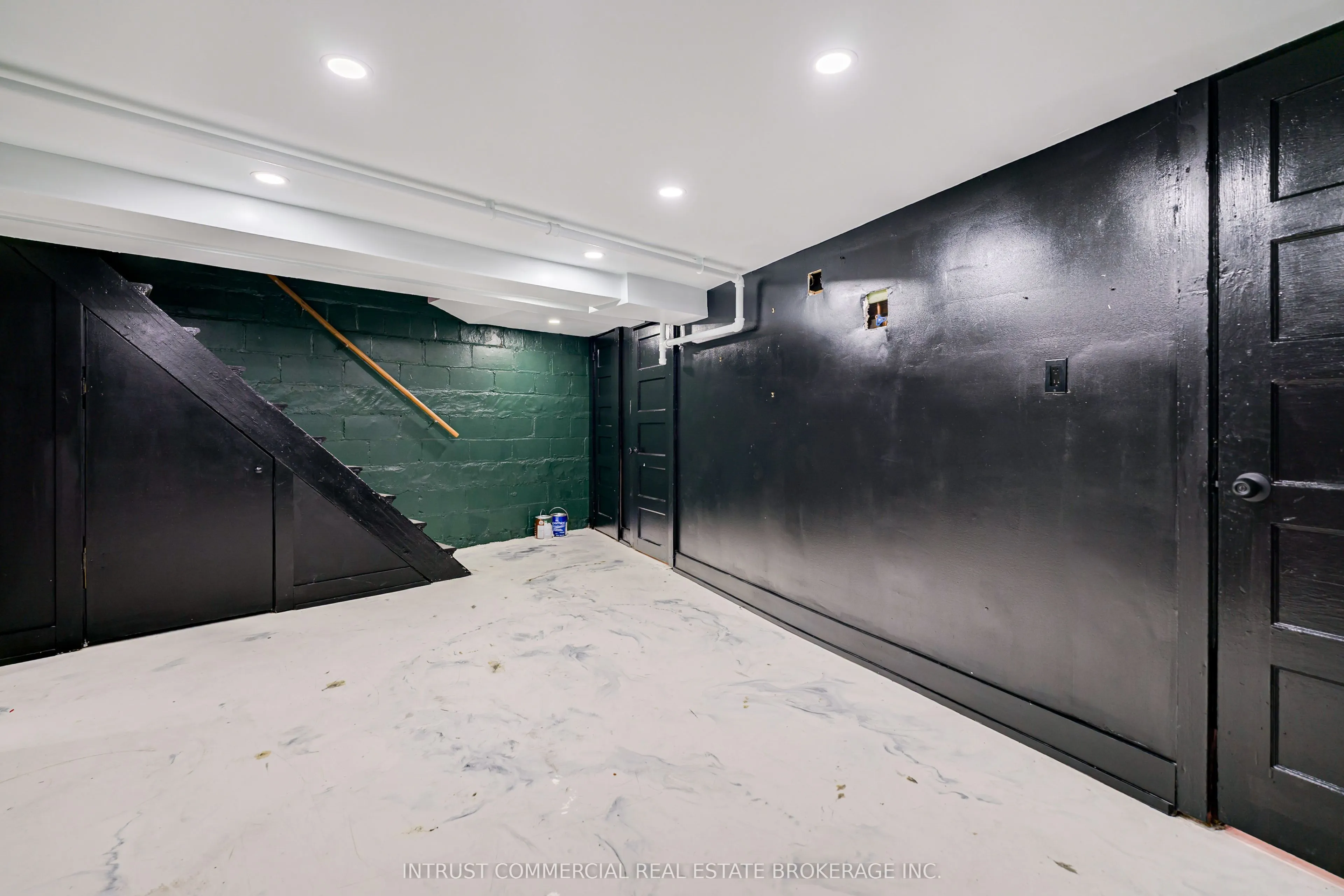 3097 Dundas Street W