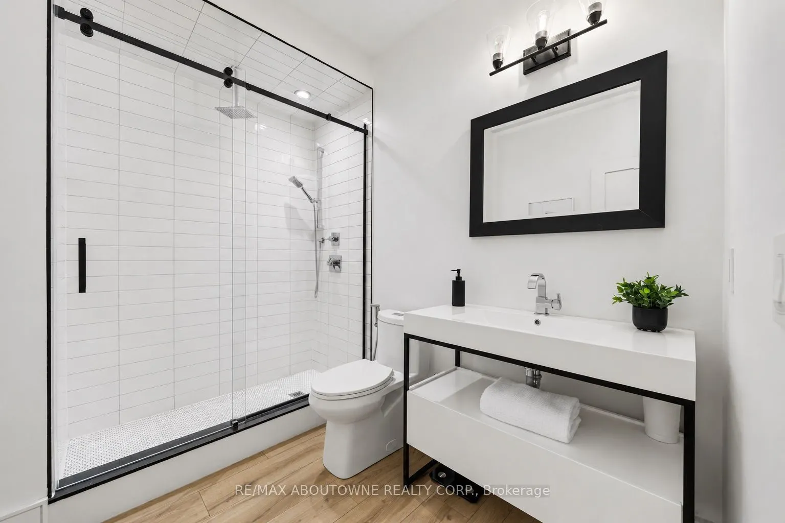 489 Lakeshore Road W