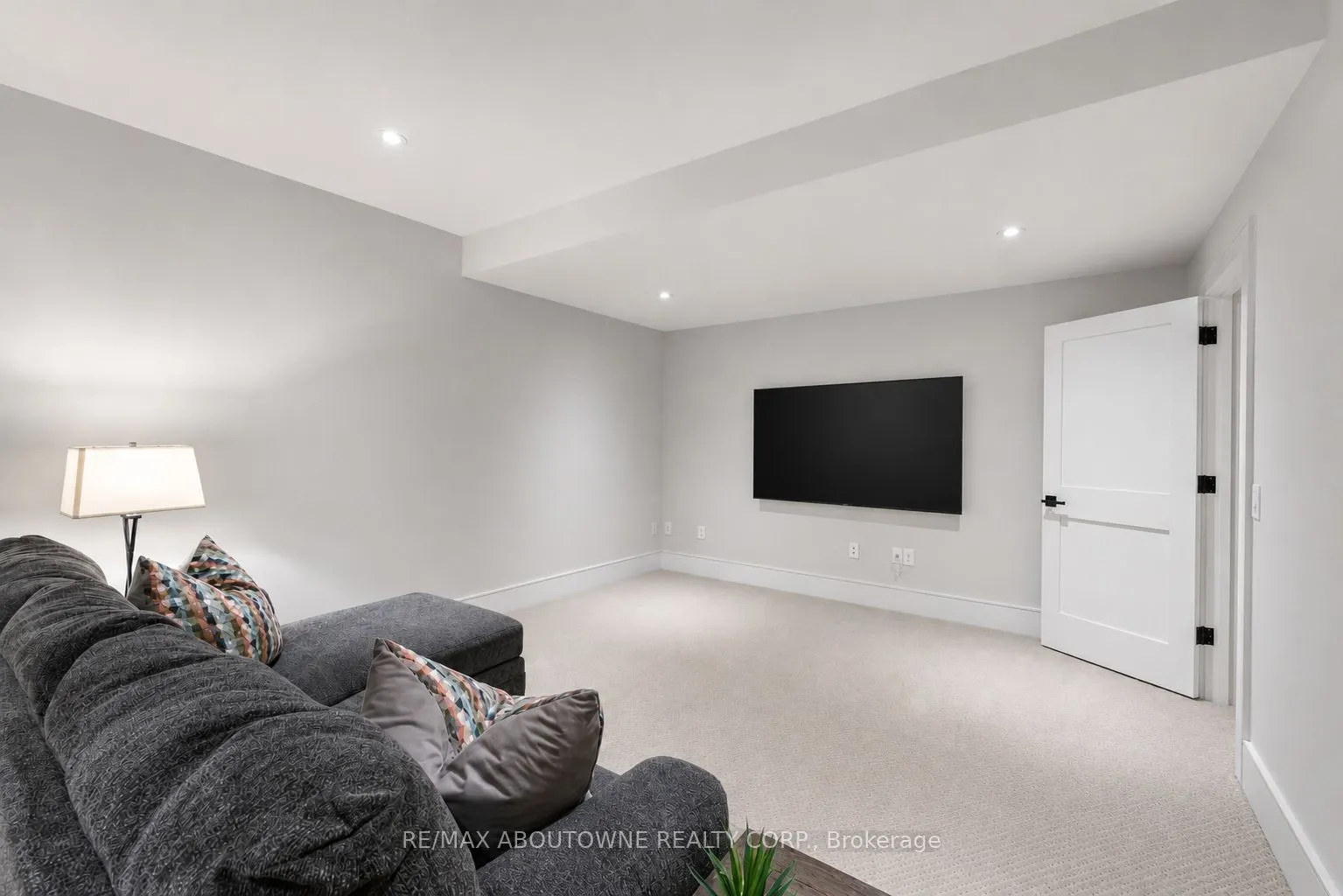 489 Lakeshore Road W