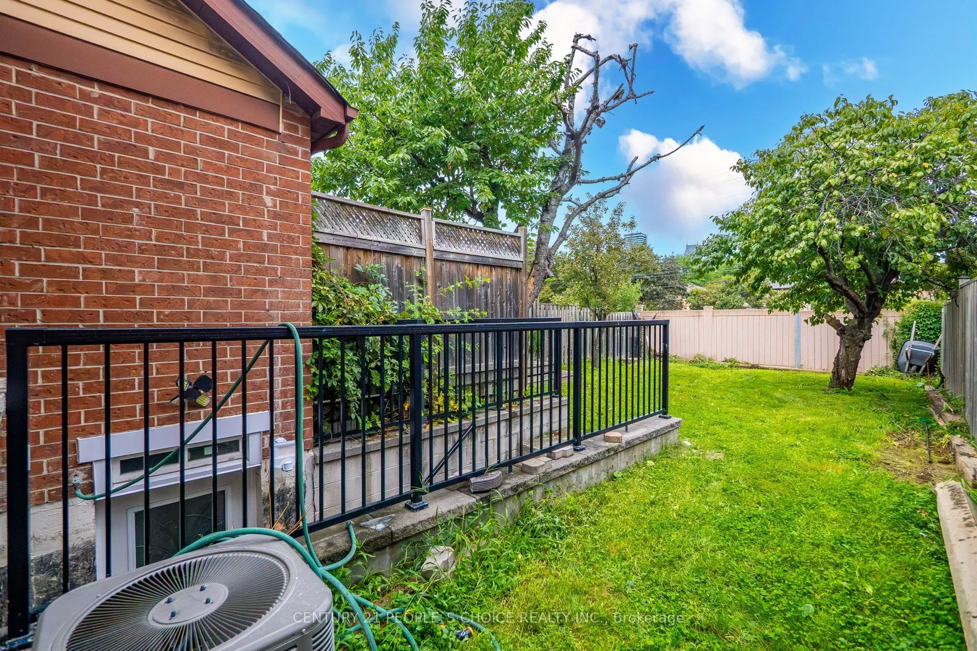 658 Galloway Crescent