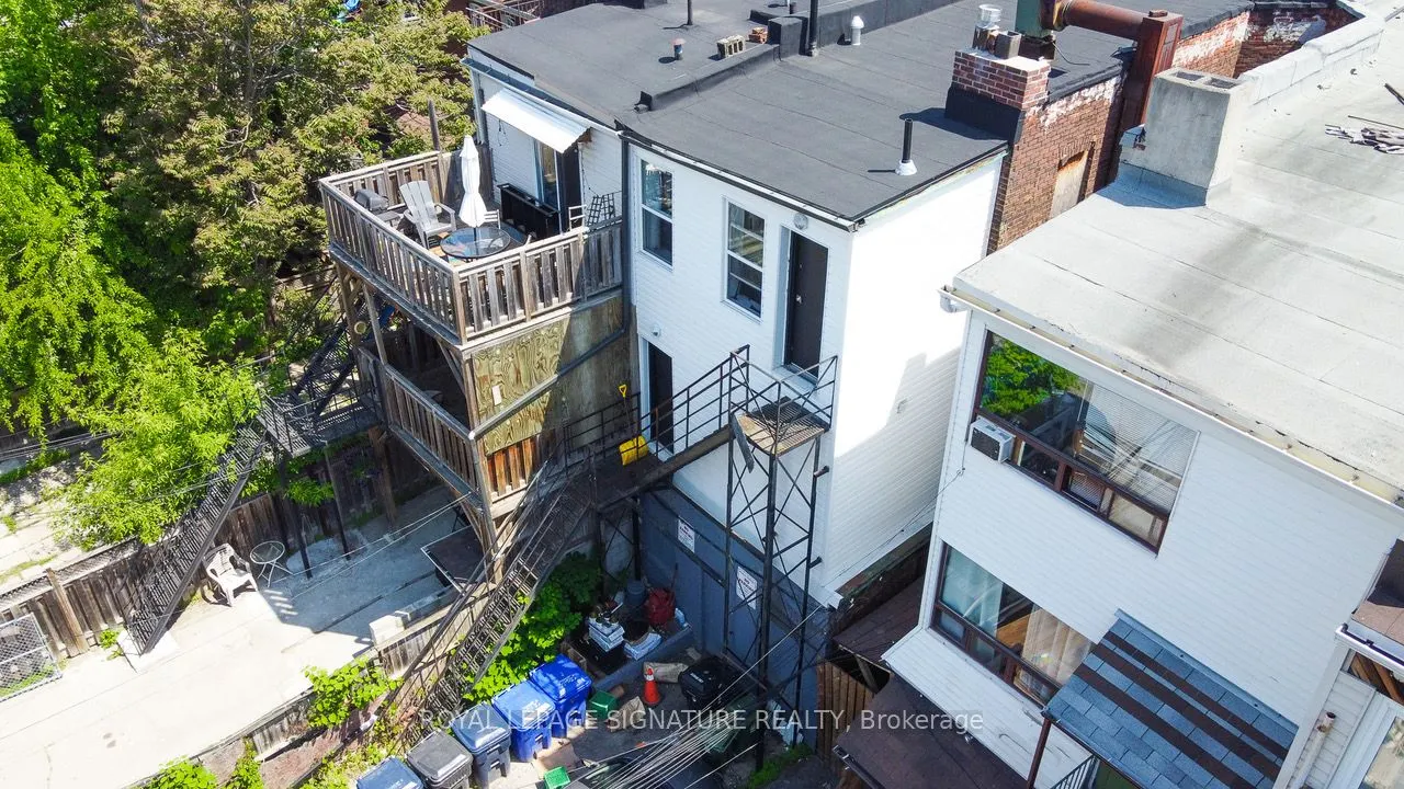 2243 Dundas Street W