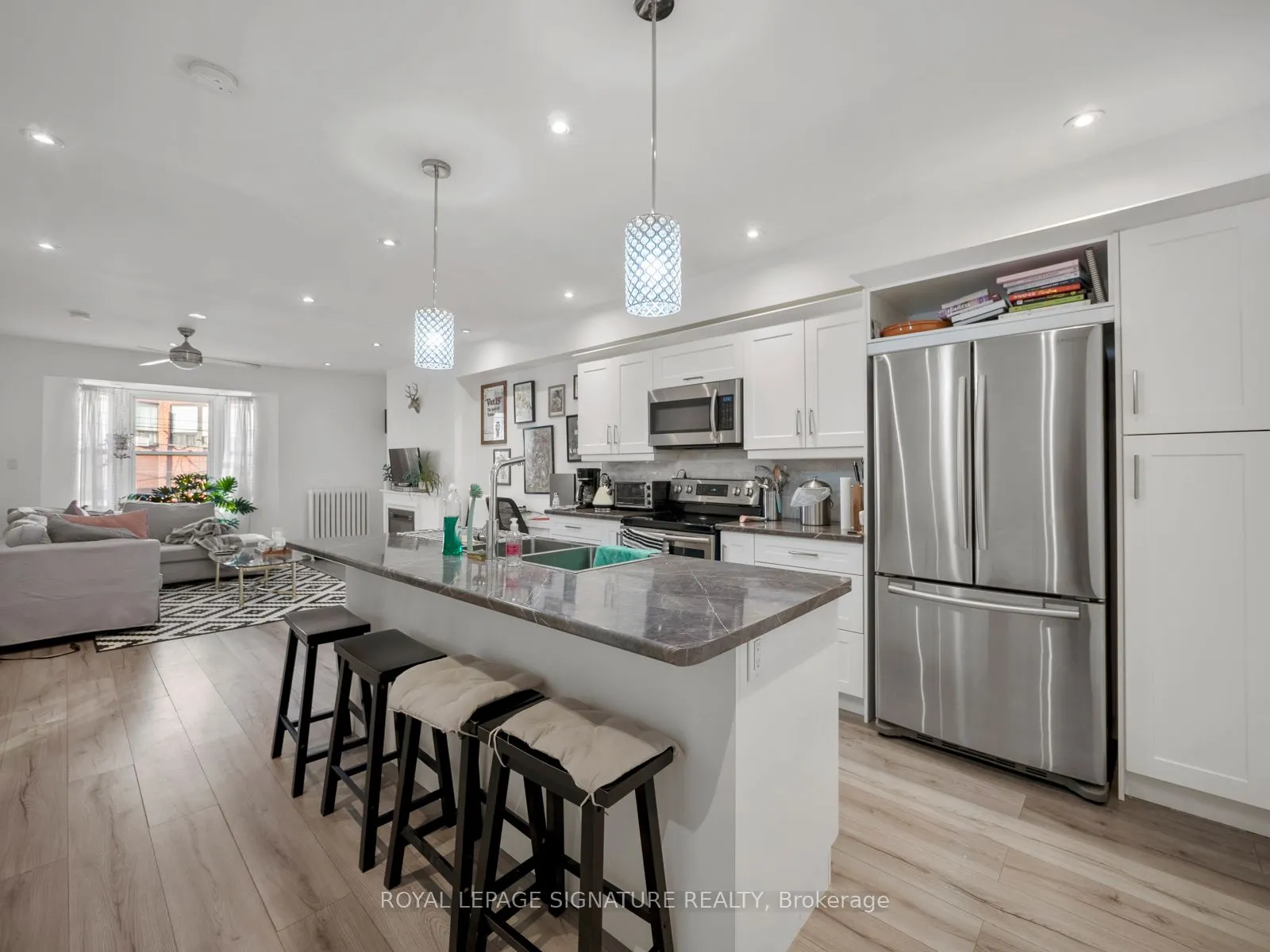 2243 Dundas Street W