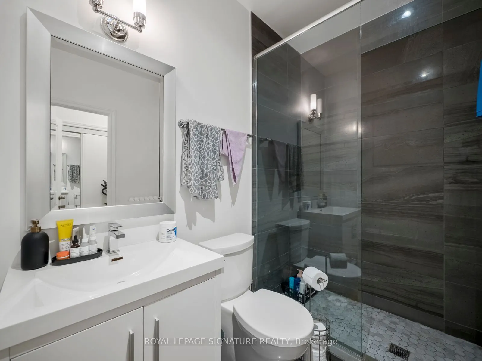 2243 Dundas Street W