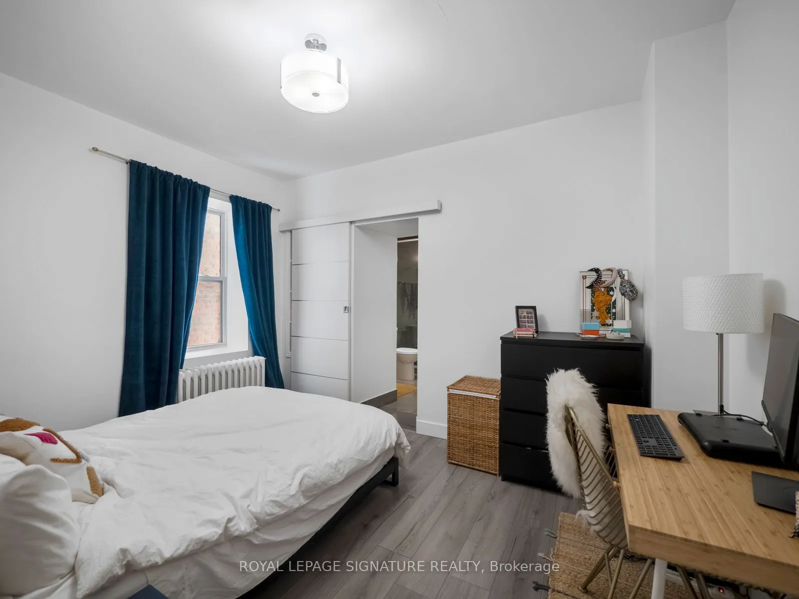 2243 Dundas Street W