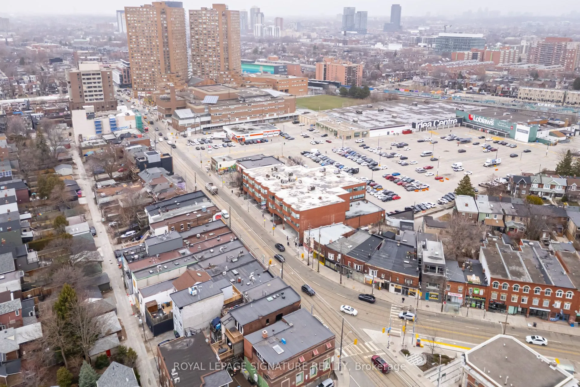 2243 Dundas Street W