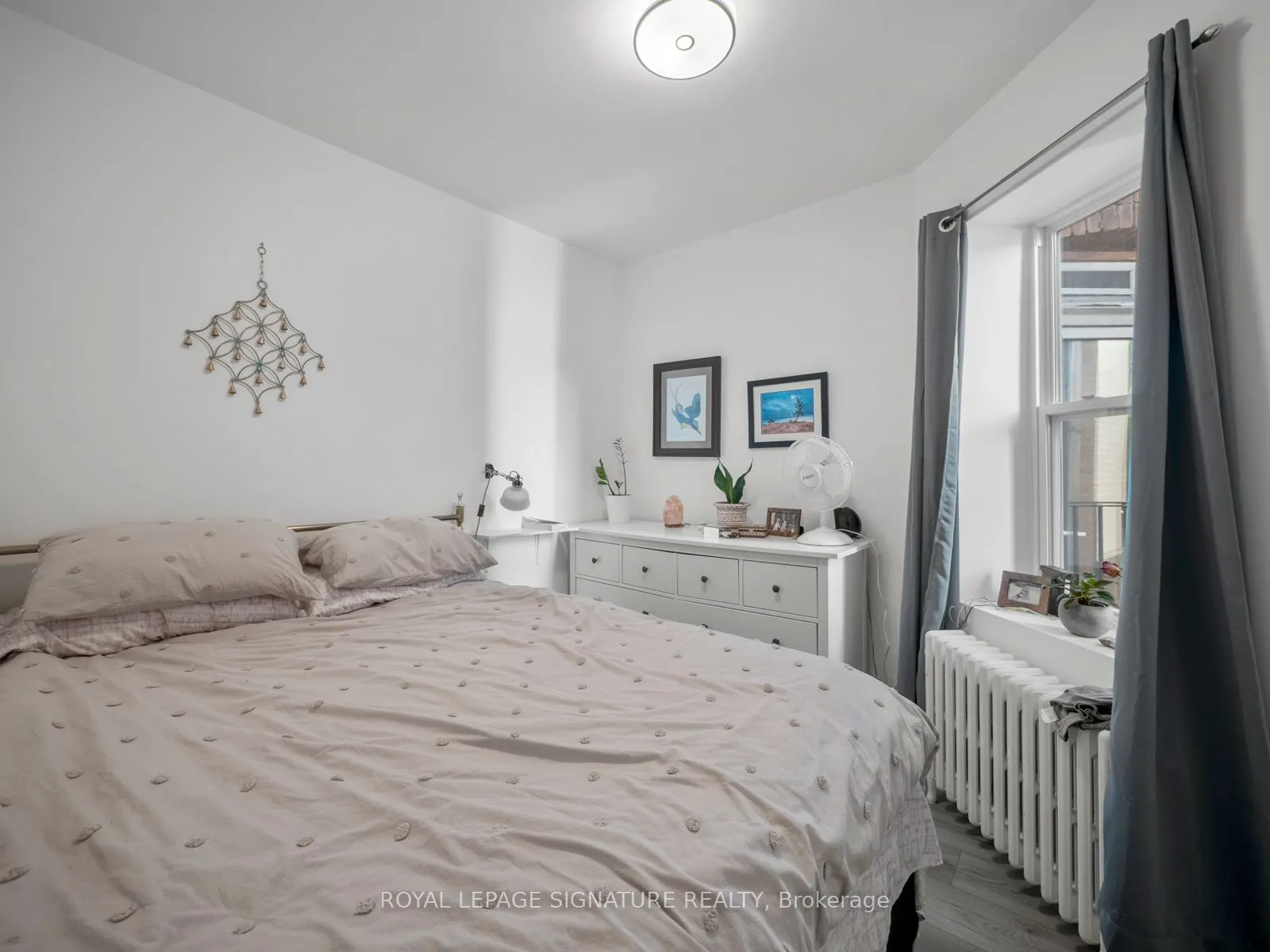 2243 Dundas Street W