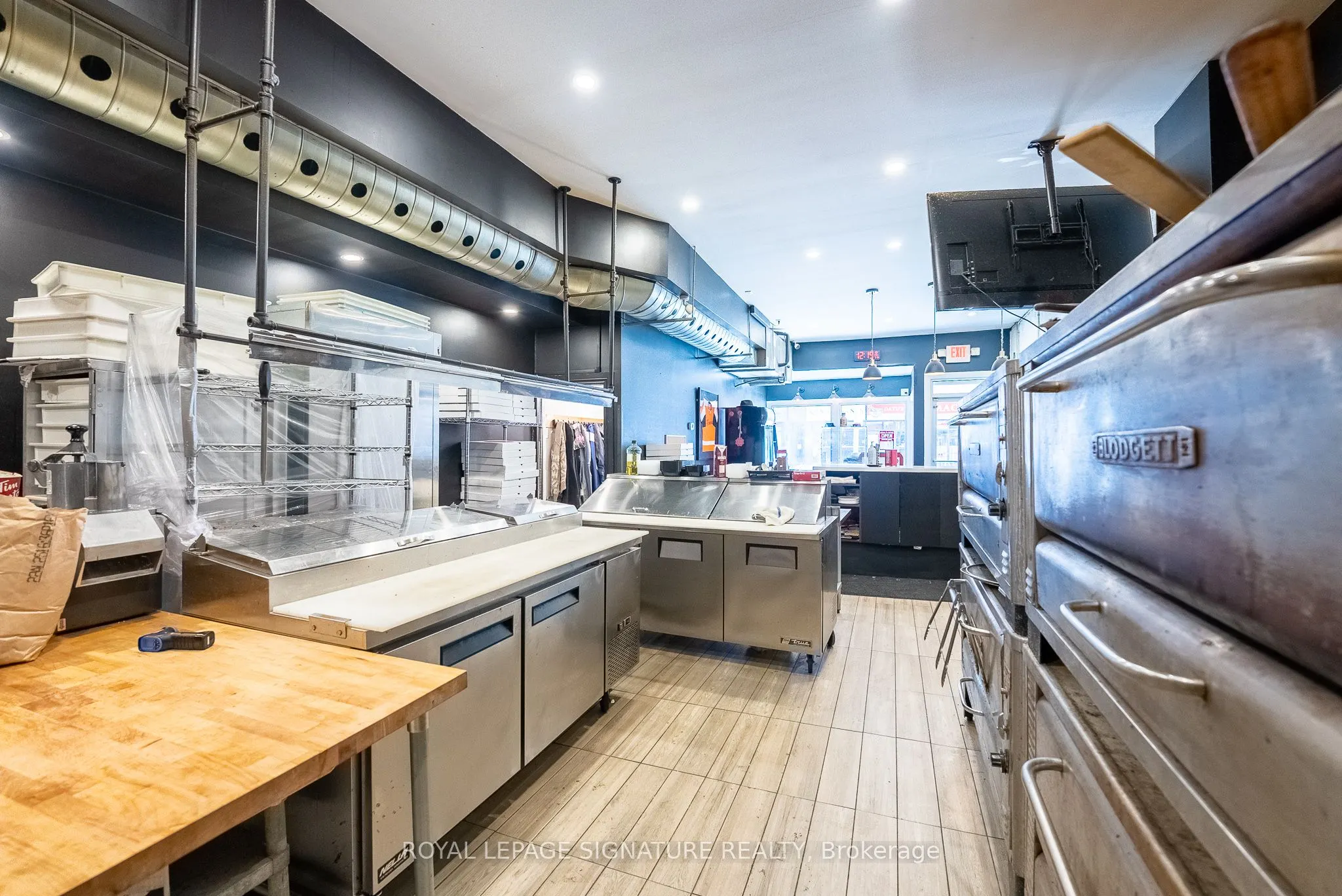 2243 Dundas Street W