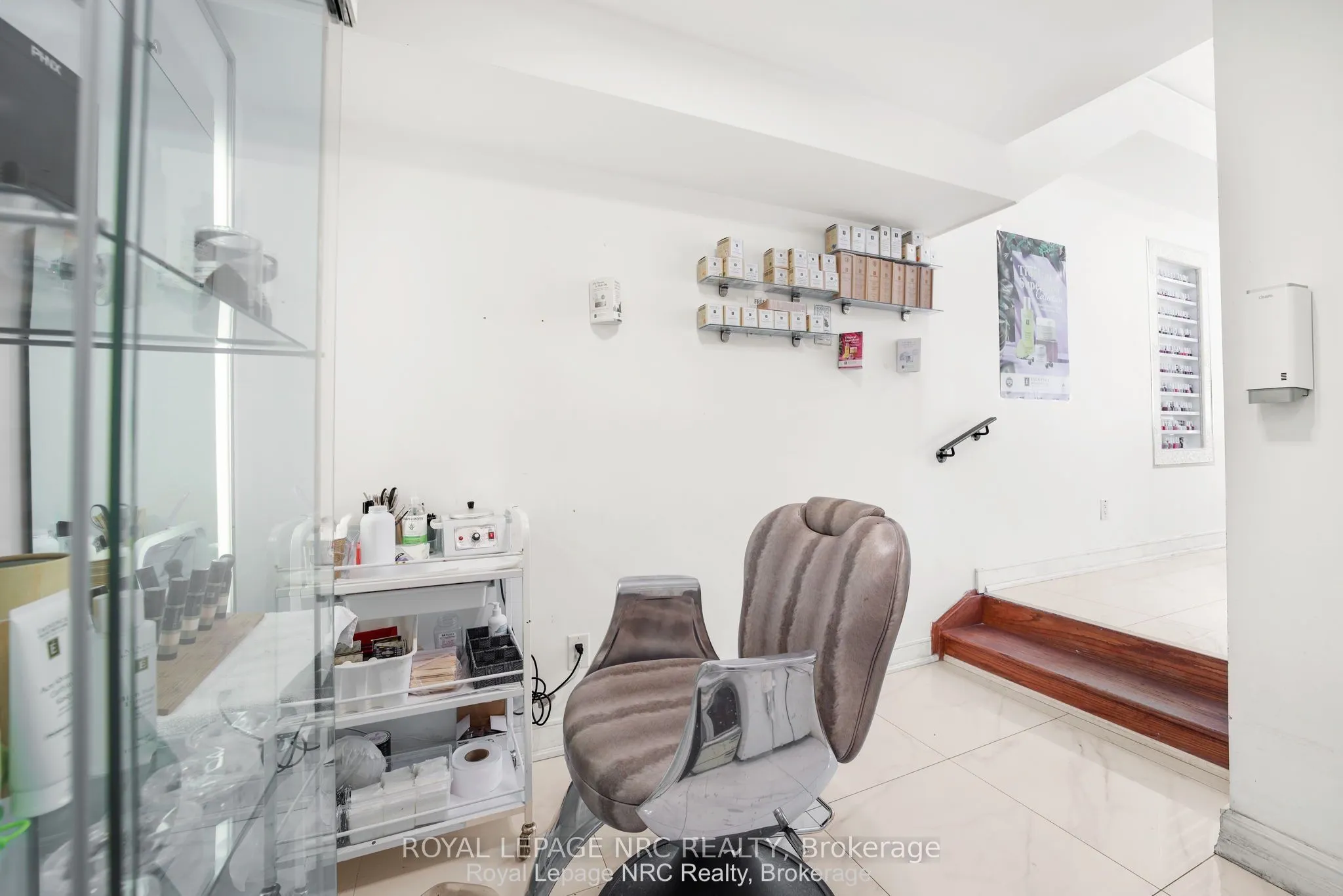 559 Lakeshore Road E