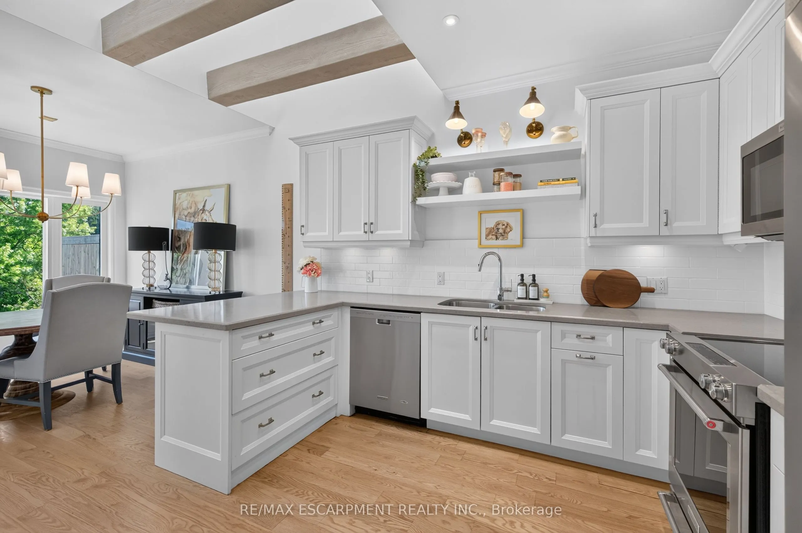 112 Fairwood Place W