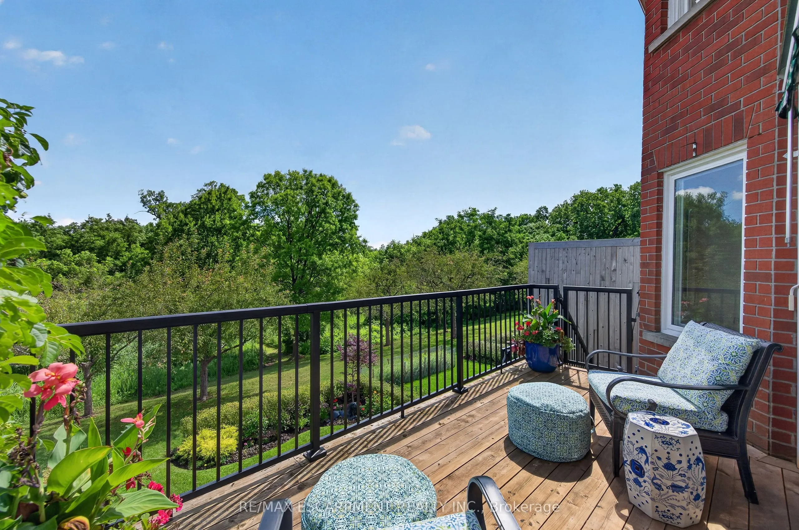112 Fairwood Place W