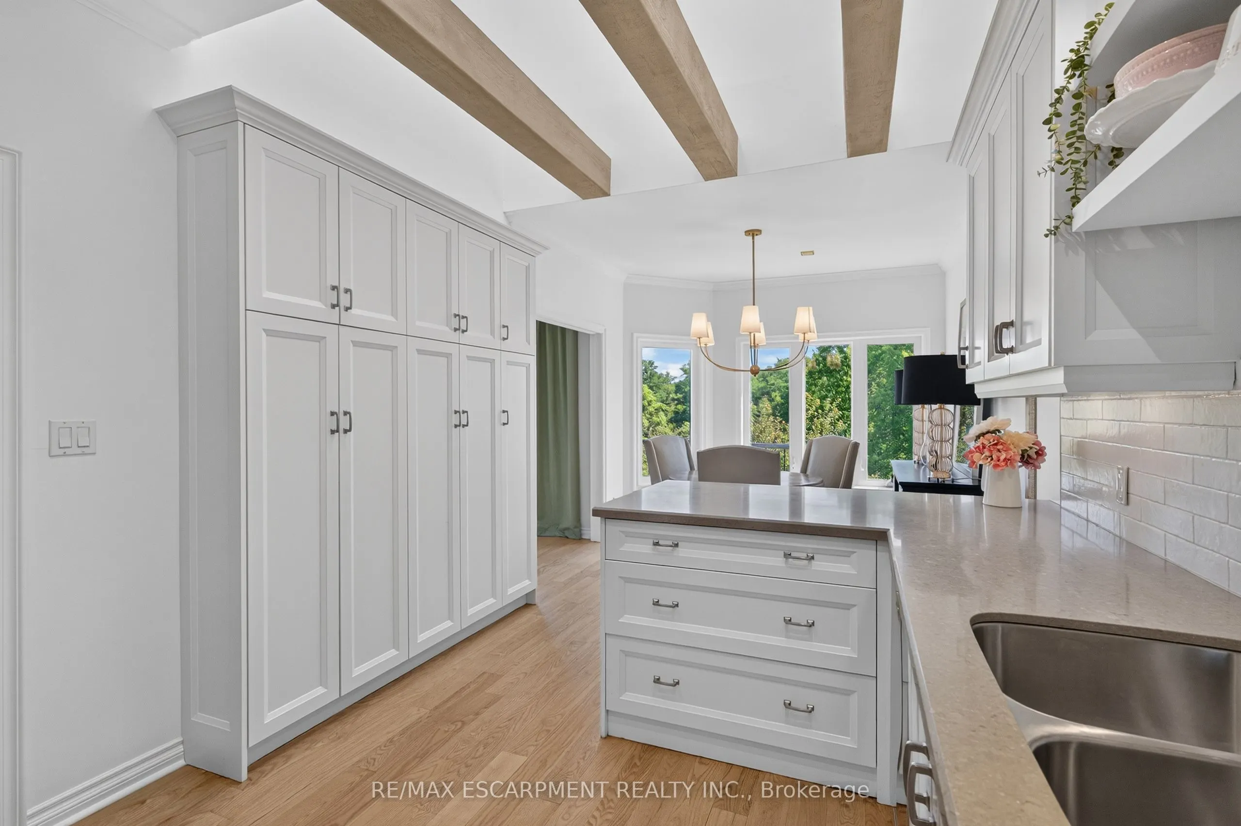 112 Fairwood Place W