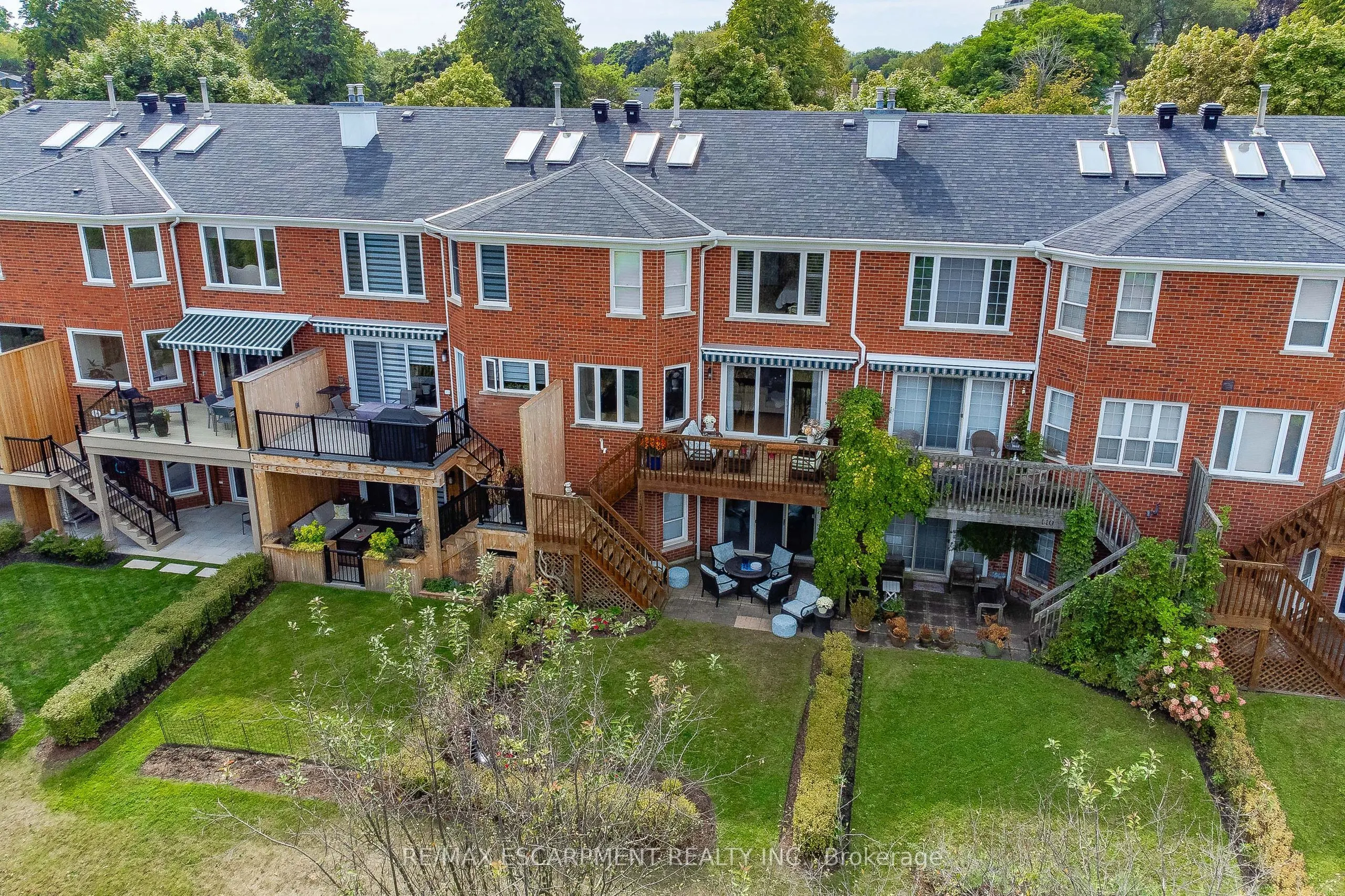 112 Fairwood Place W