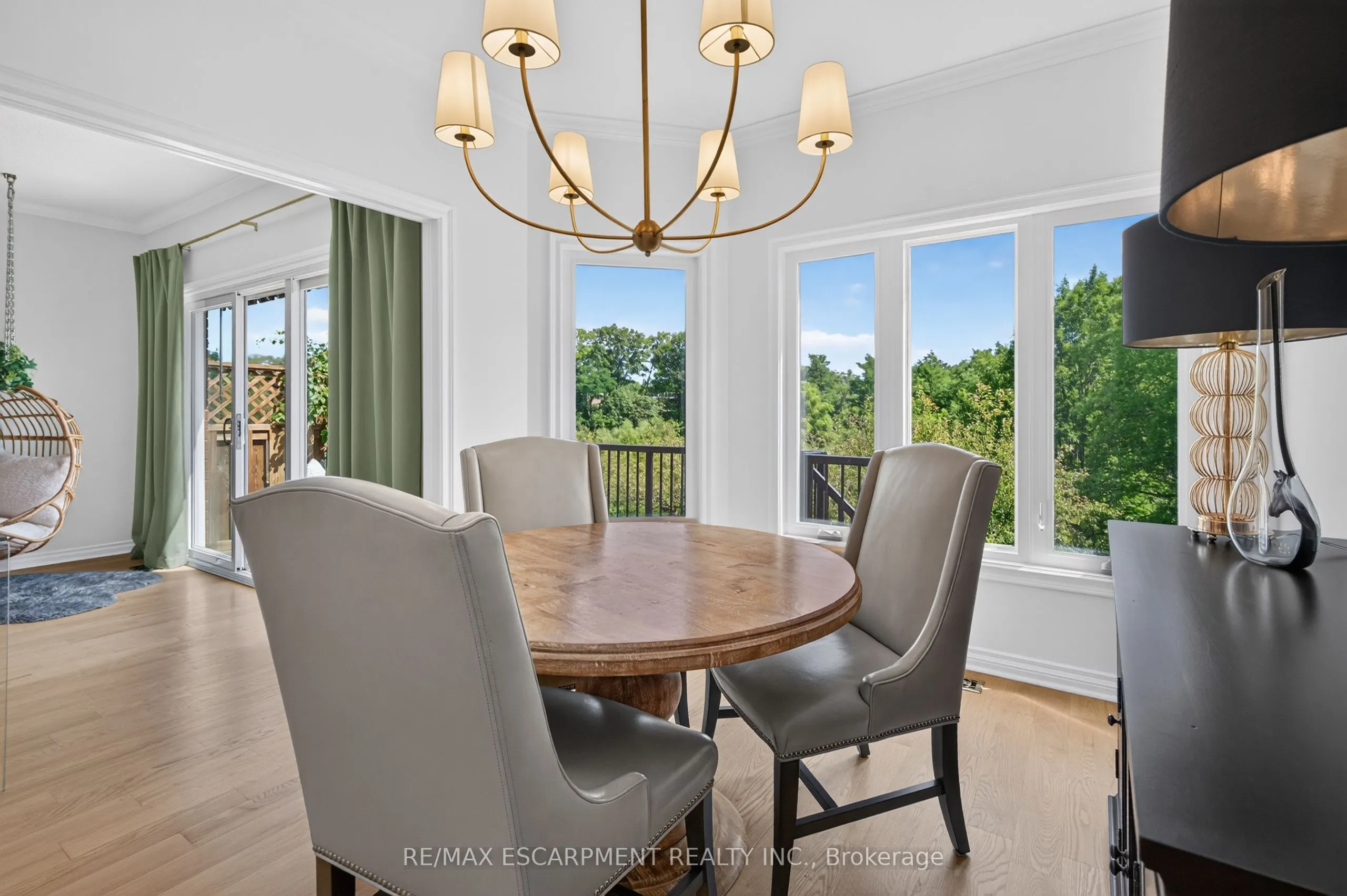 112 Fairwood Place W